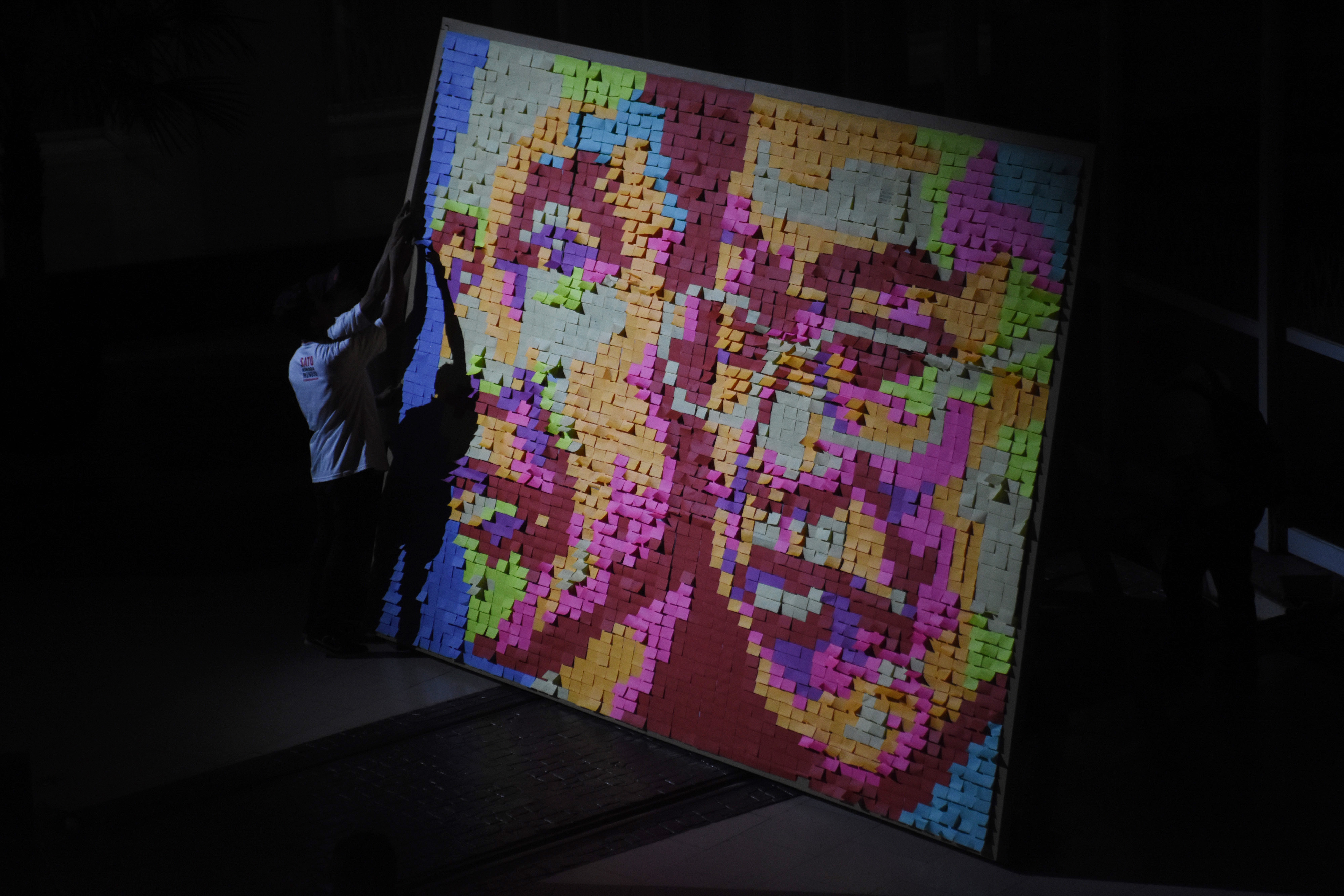 Mozaik karya instalasi dari kumpulan doa dan harapan pendukung Jokowi-Ma'ruf Amin