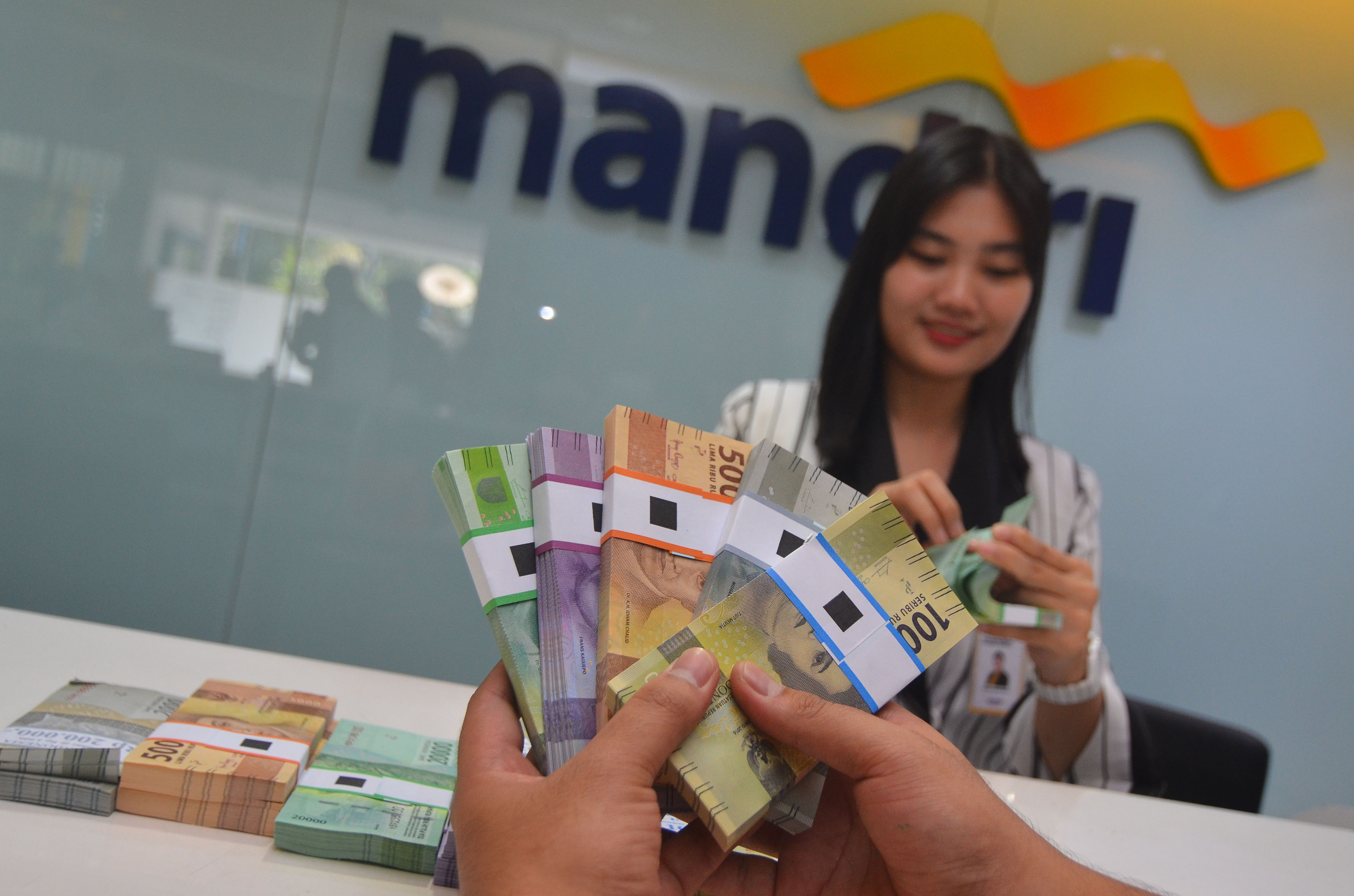 Petugas Bank Mandiri Kantor Cabang Pembantu (KCP) Tasikmalaya menyiapkan uang pecahan untuk layanan penukaran uang baru.