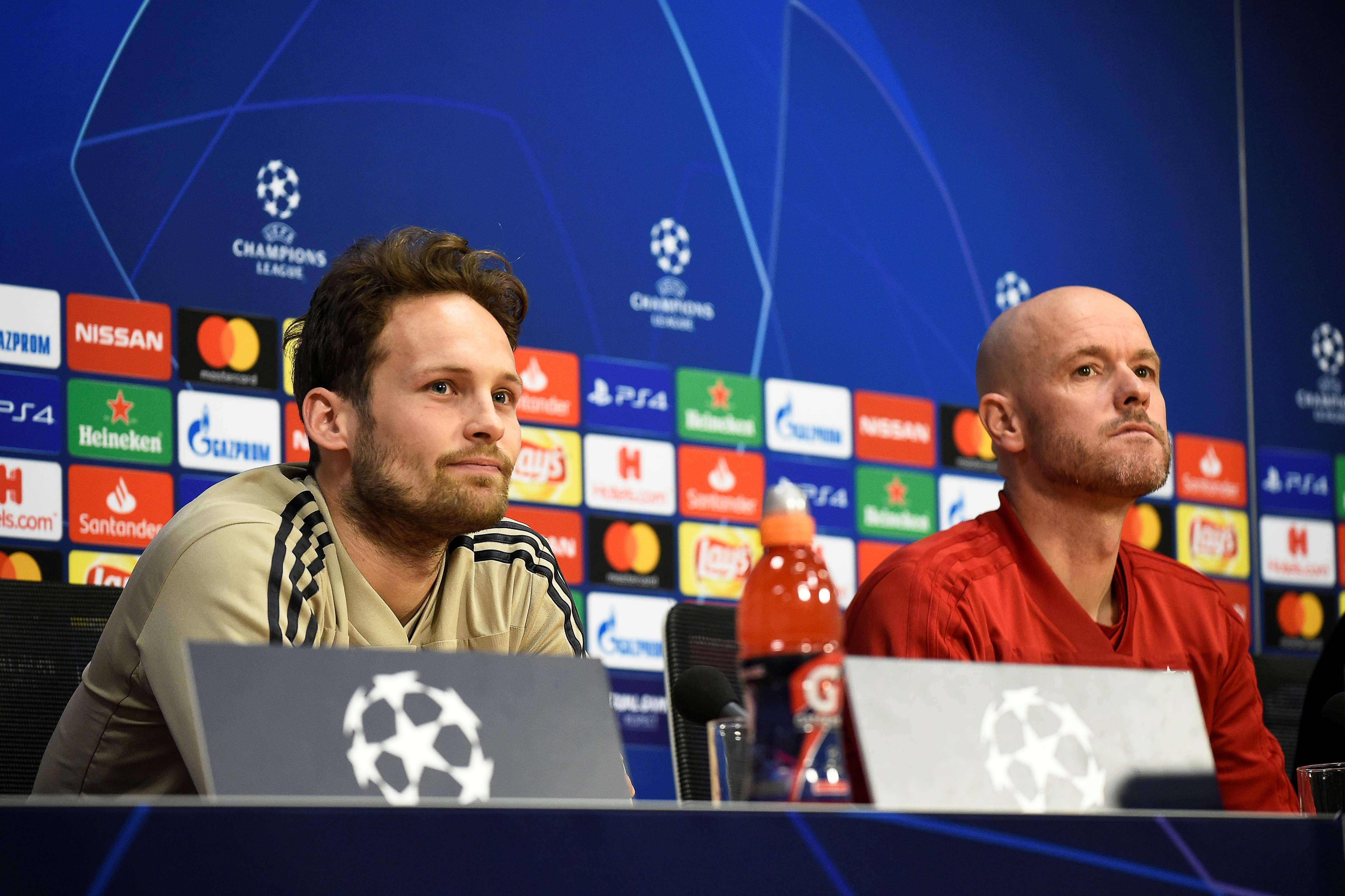 Bek Belanda Ajax Daley Blind (kiri) dan pelatih Belanda Ajax Erik Ten Hag menyampaikan konferensi pers pada 7 Mei 2019 di Amsterdam