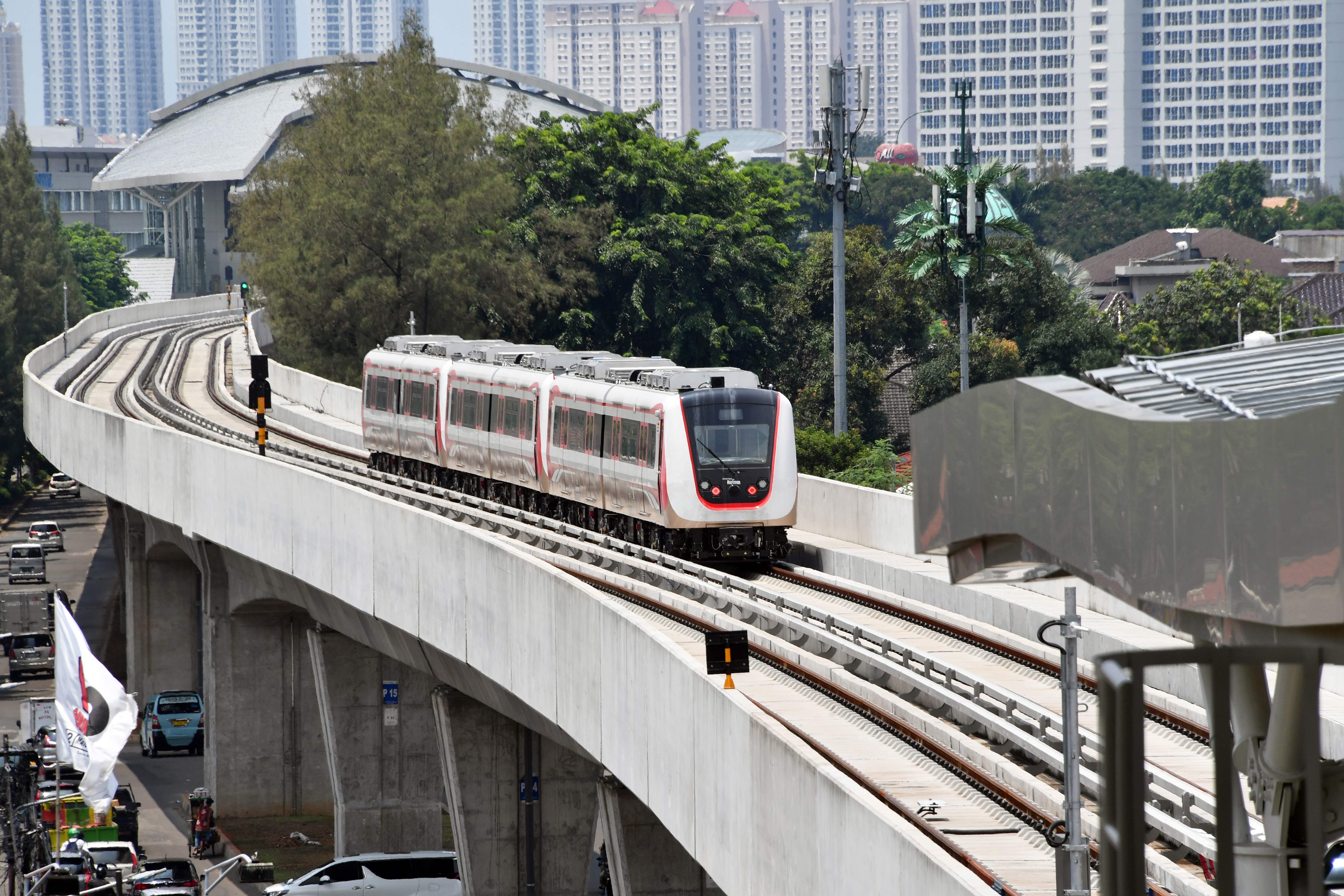 LRT sedang melakukan uji coba di Jakarta