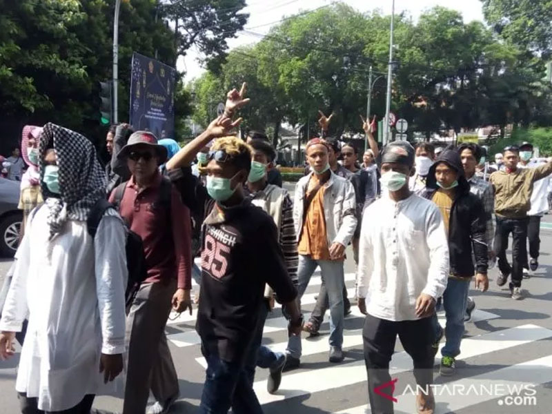 Warga Banten pendukung Prabowo-Sandi tiba di Jakarta.
