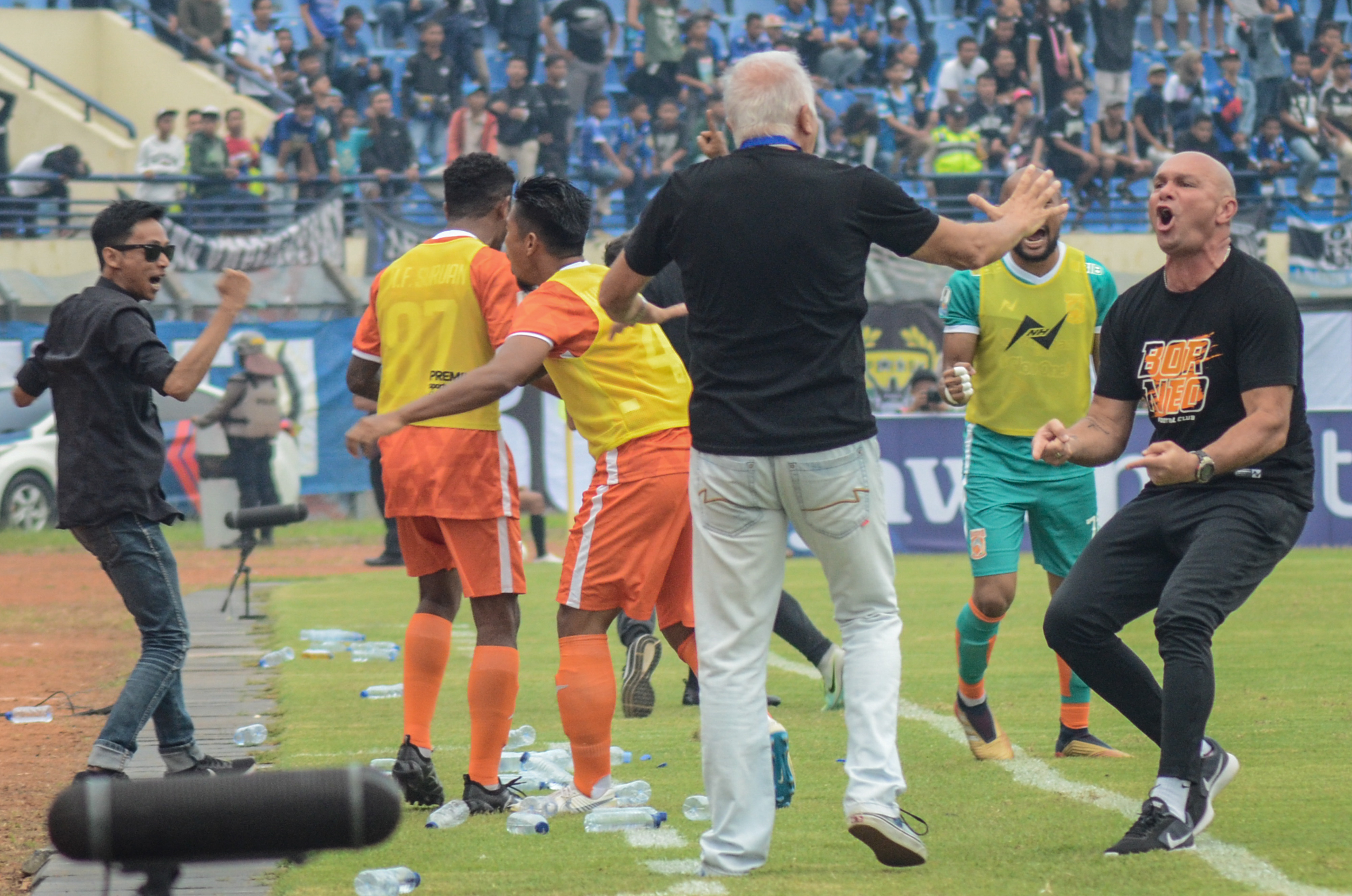  Pemain serta ofisial Borneo FC melakukan seleberasi saat menjalani laga perempat final 