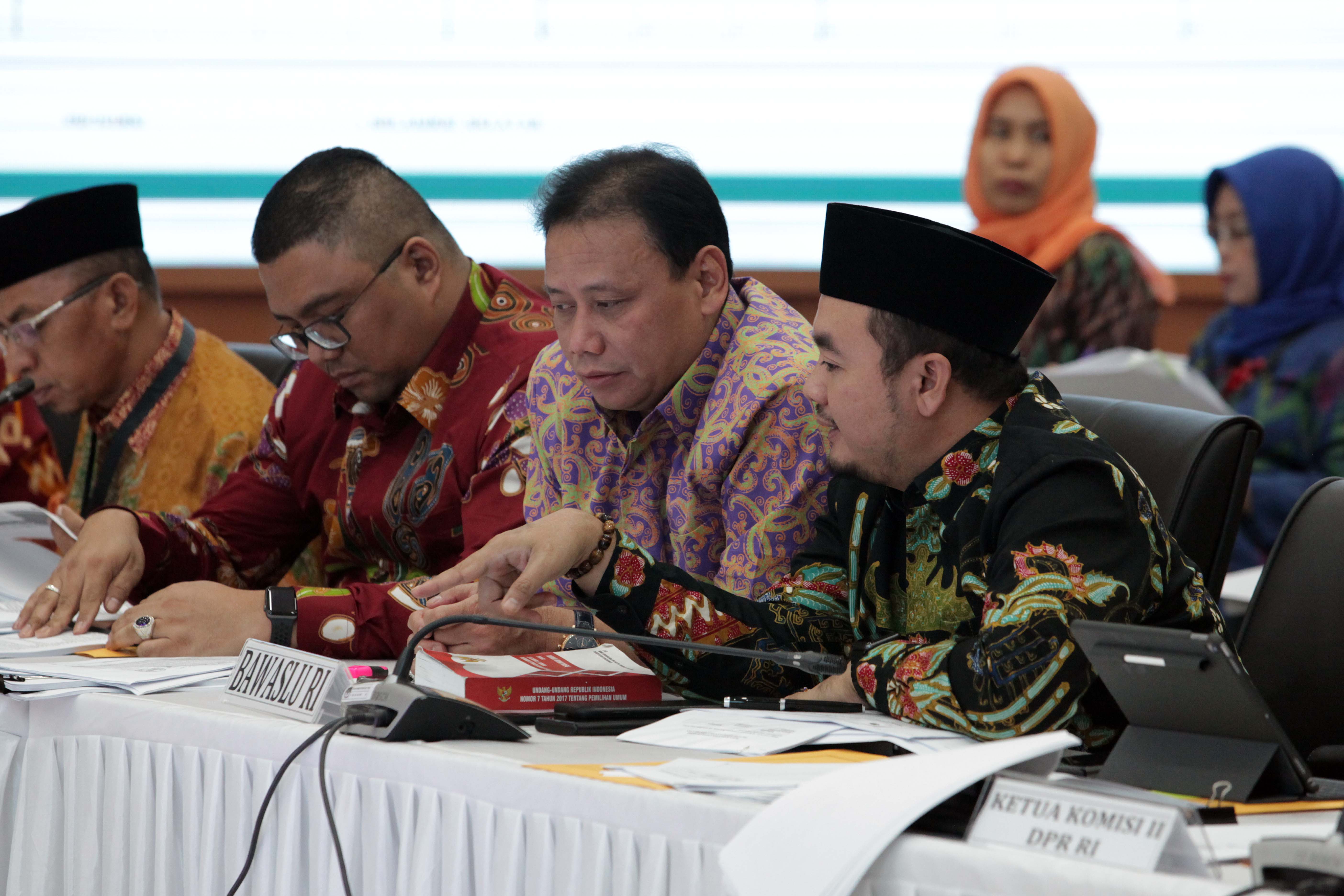 Ketua Bawaslu Abhan (tengah) berbincang dengan anggota Bawaslu M Afifuddin (kanan) dan anggota Bawaslu Fritz Edward Siregar