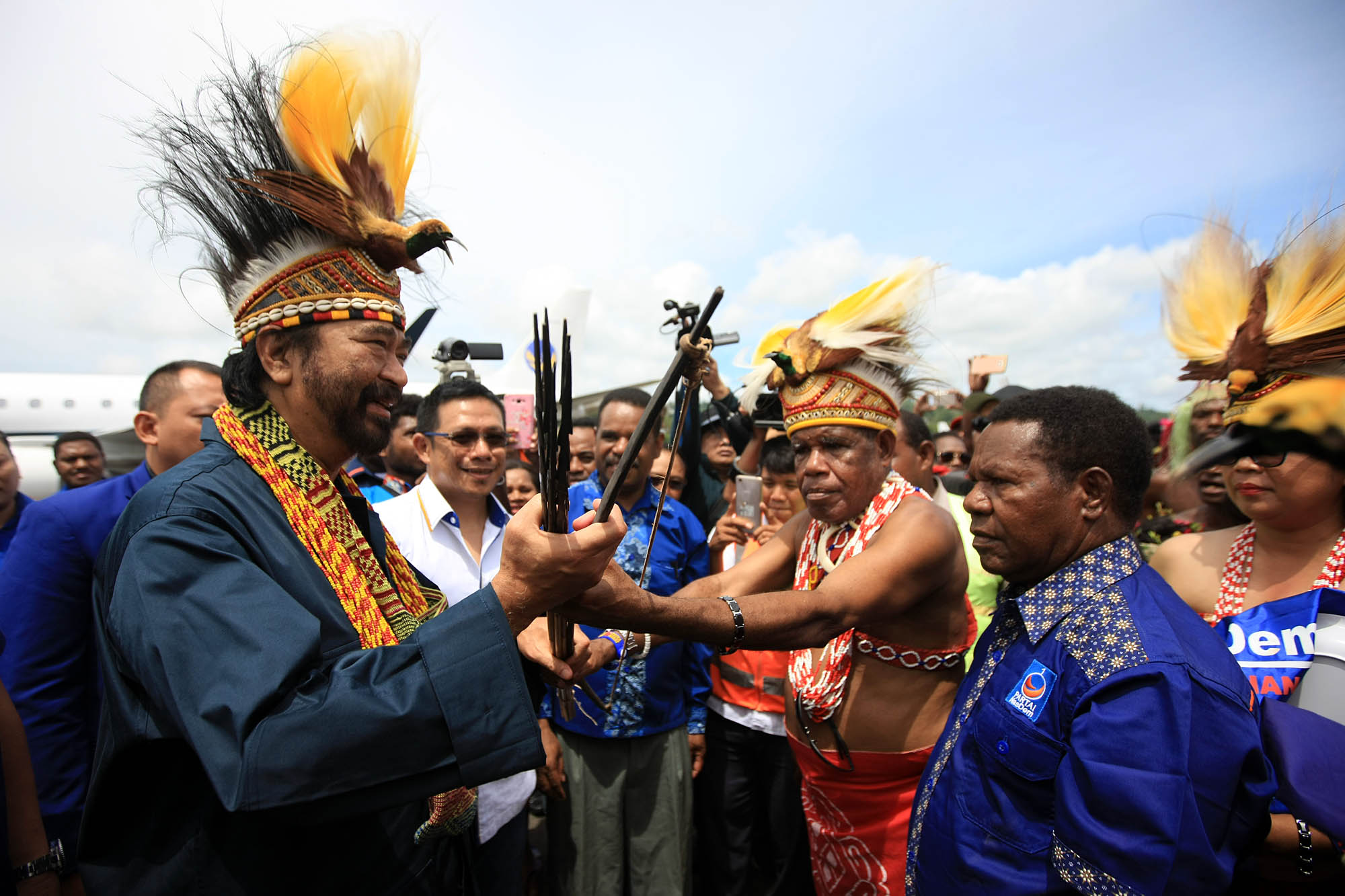 Ketua Umum Partai NasDem Surya Paloh (kiri) saat kampanye di Papua Barat.