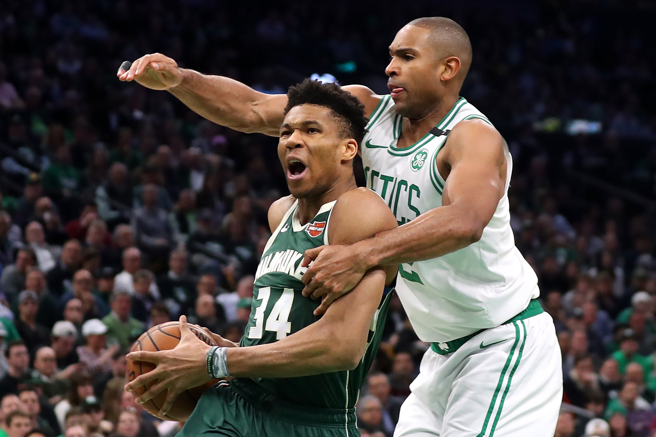 Center Celtics Al Horford melanggar bintang Bucks Giannis Antetokounmpo