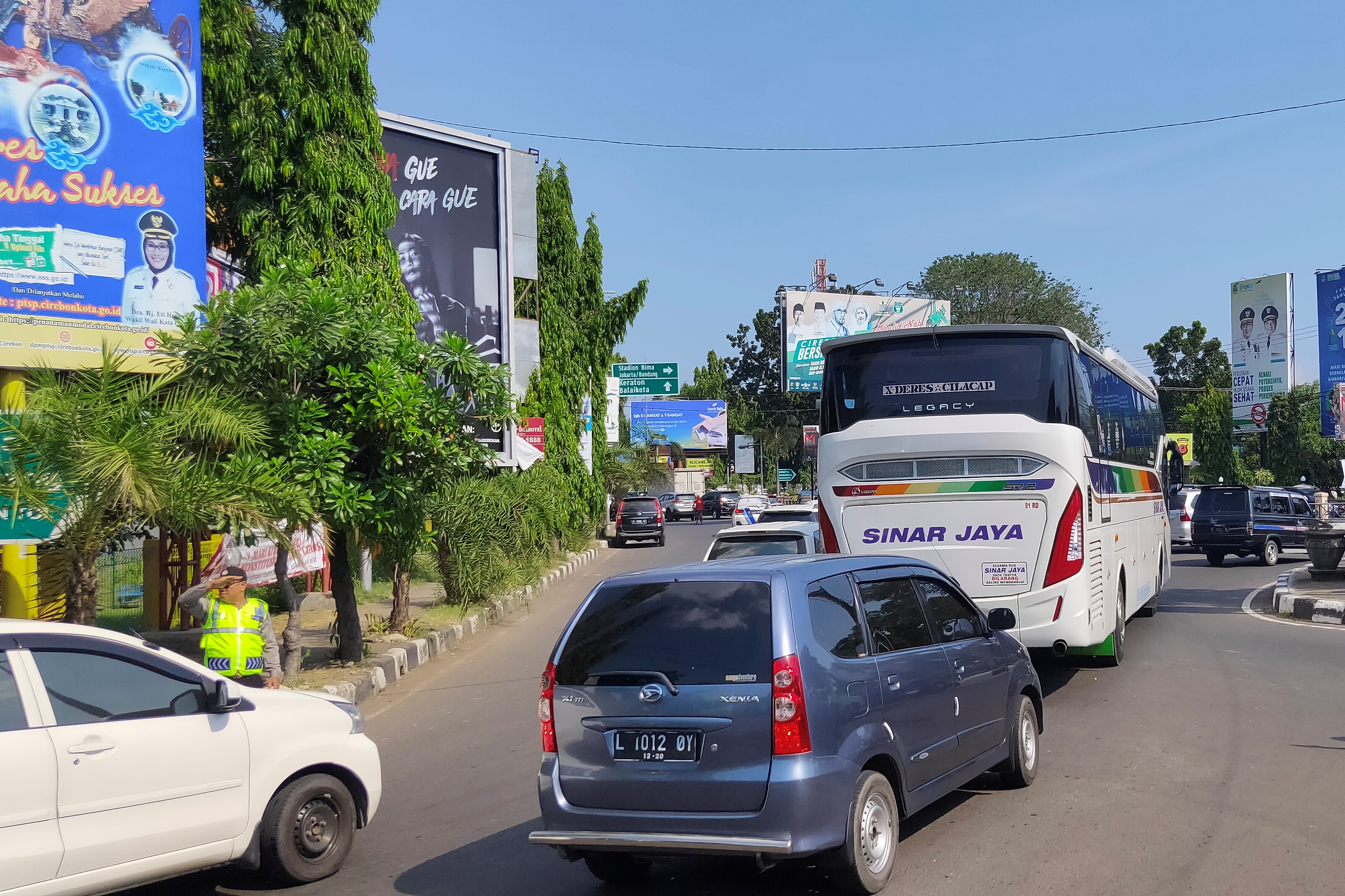 Antrean kendaraan memasuki Kota Cirebon dan dilanjutkan ke pantura tengah Kapetakan-Karangampel (Indramayu).