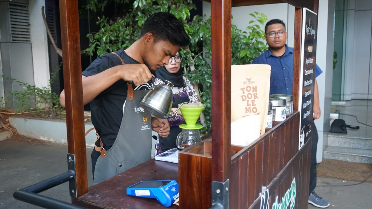 Santri Millenial Center (Simac) dan Badan Amil Zakat Nasional (Baznas) meluncurkan Kopi Kampung di halaman Masjid Cut Nyak Dien, Menteng