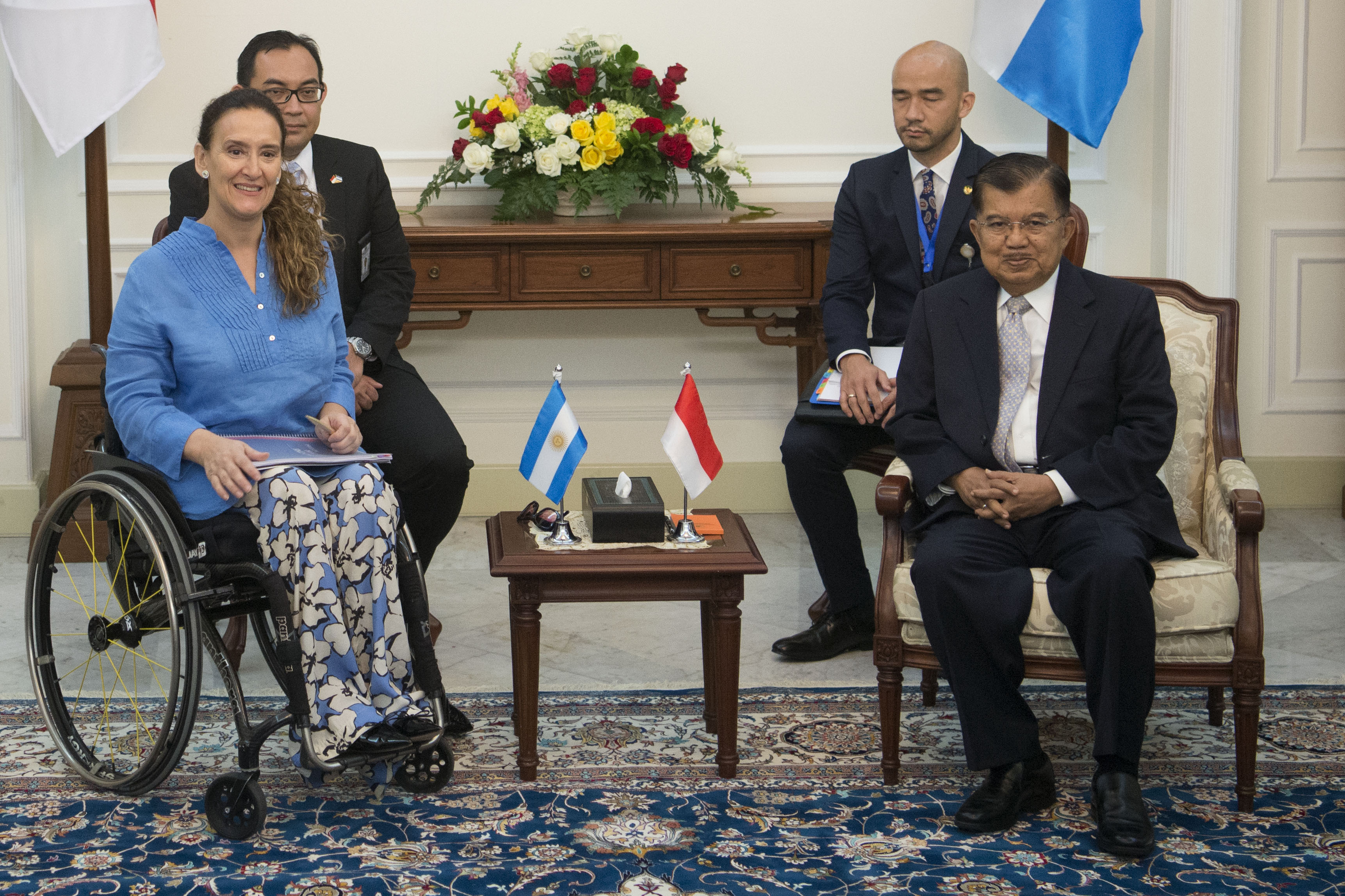 Wakil Presiden Jusuf Kalla (kanan) melakukan pertemuan bilateral dengan Wakil Presiden Argentina Gabriela Michetti (kiri) di Istana Wapres