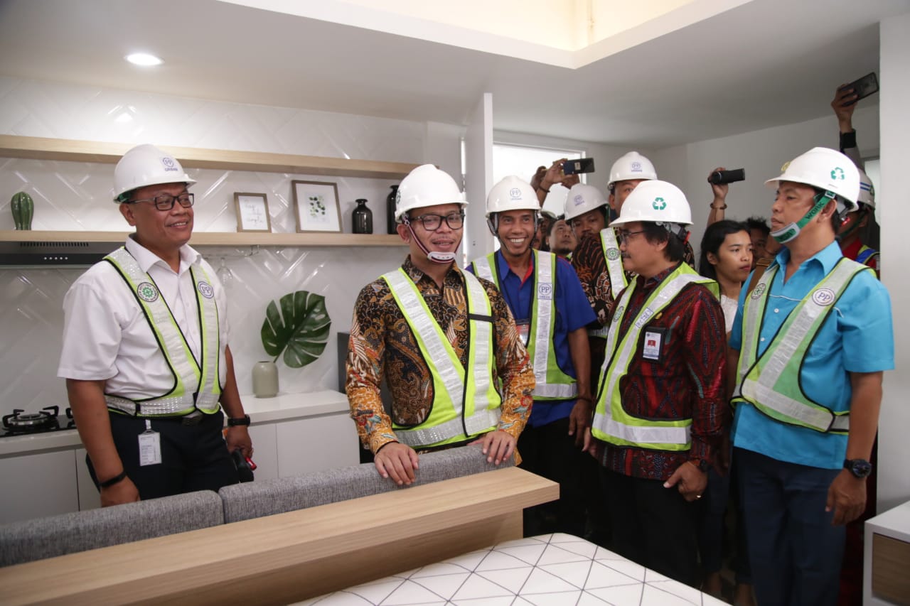 Menteri Tenaga Kerja Hanif Dhakiri (kedua dari kiri)