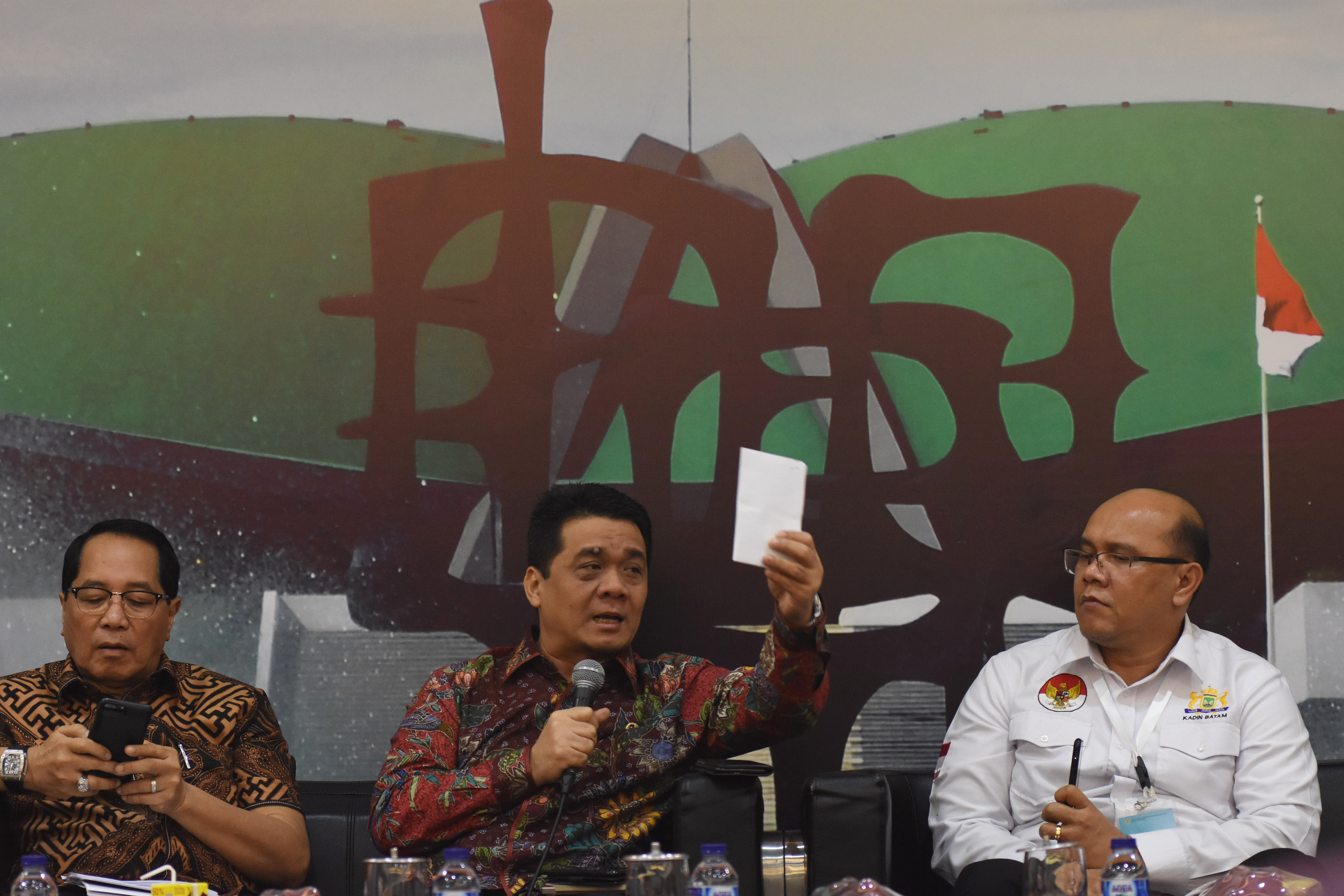 Wakil Ketua Komisi II DPR Riza Patria (tengah), anggota Komisi II DPR Firman Soebagyo (kiri), dan Ketua KADIN Batam Jadi Rajagukguk (kanan)