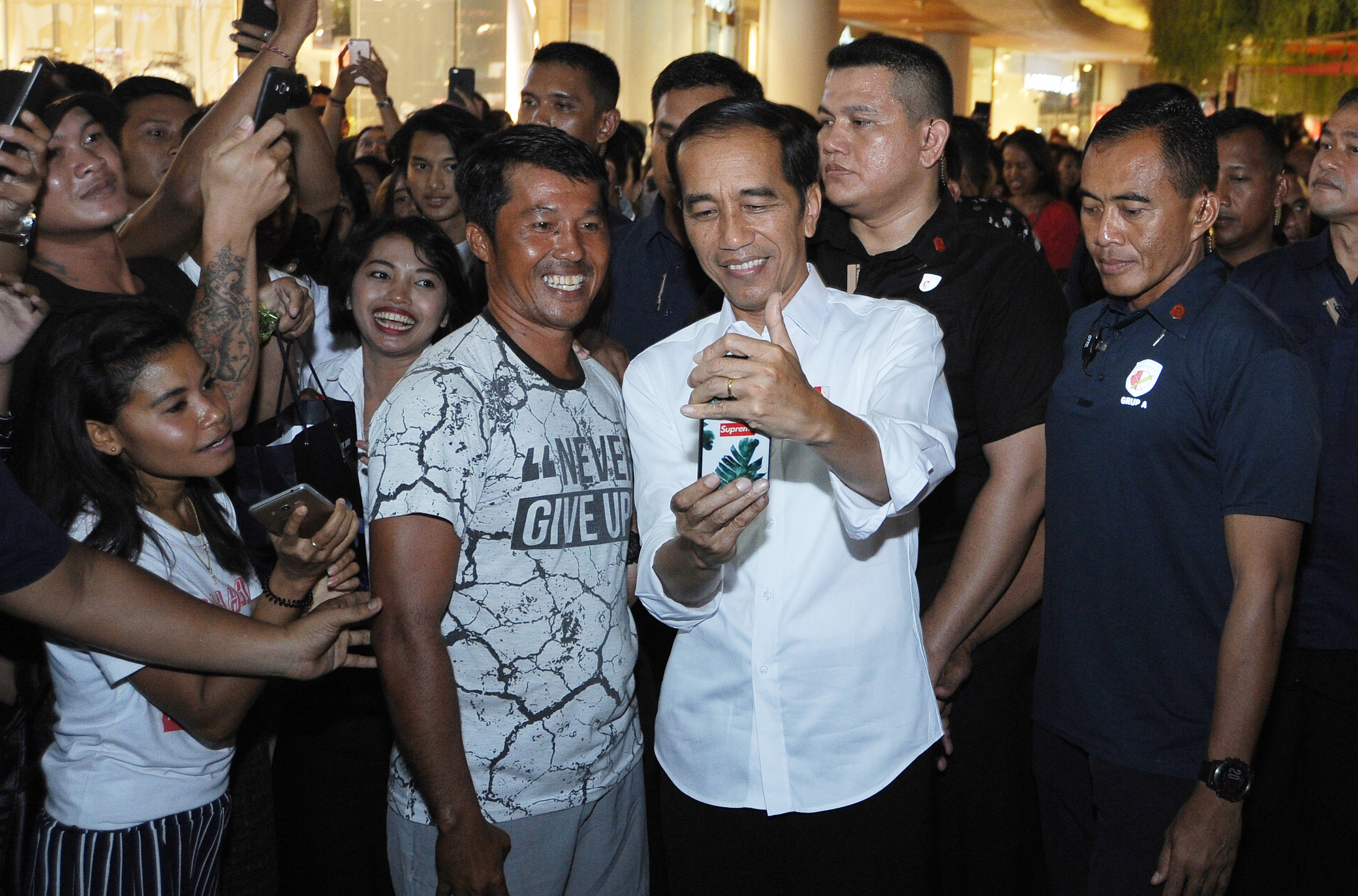 Presiden Joko Widodo berfoto bersama warga Bali saat berkunjung ke Badung, Bali