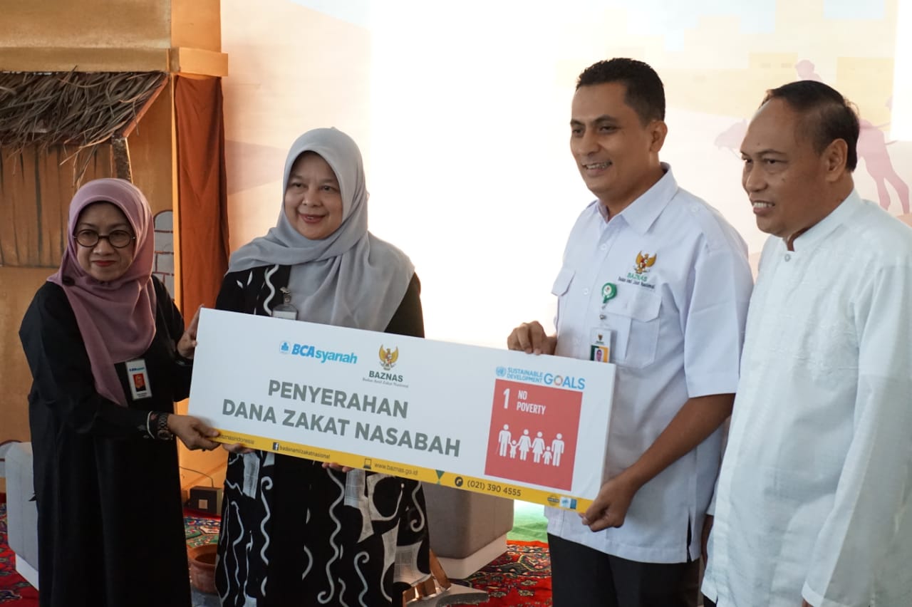 Penyerahan dana zakat dari pihak BCA Syariah kepada pihak Baznas