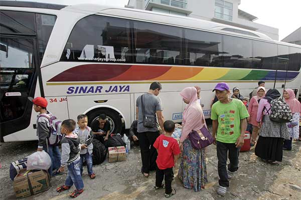 Para pemudik di terminal bayangan kawasan Margonda, Depok, Jawa Barat, Jumat (24/6).