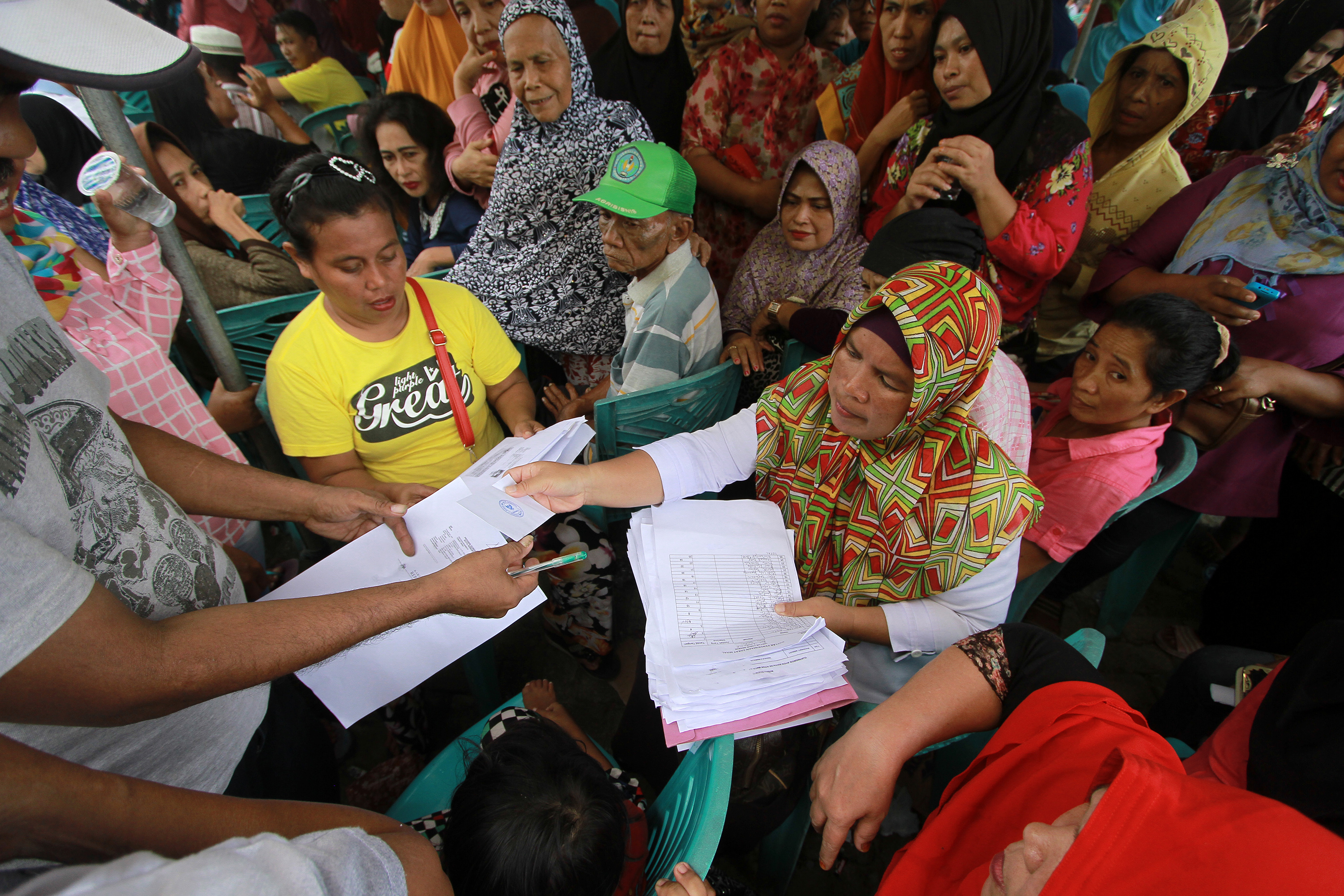 Badan Amil Zakat Nasional mendata dan membagikan bantuan kepada warga 