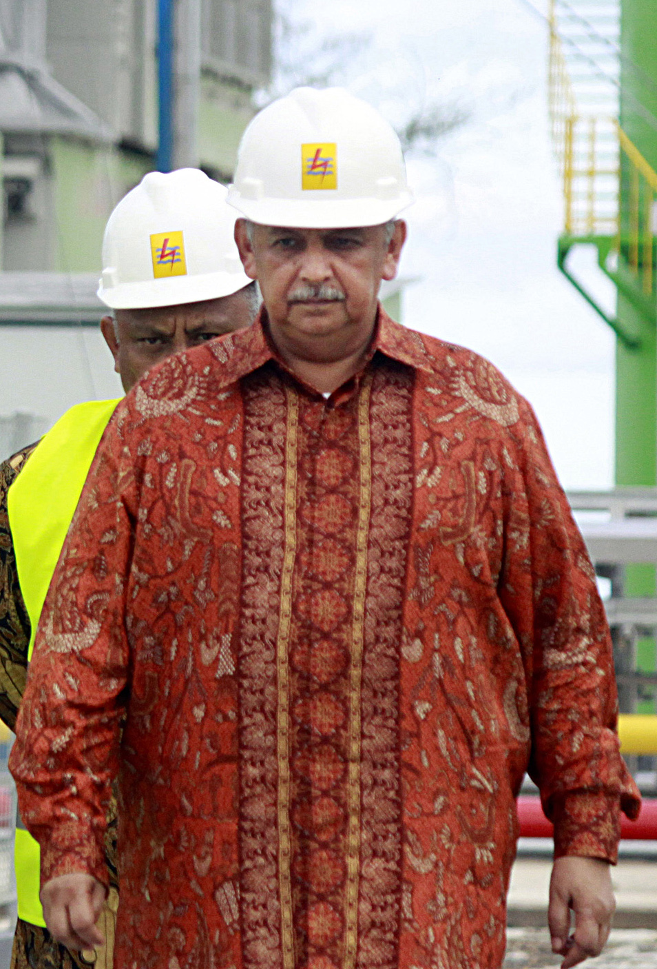  Direktur Utama PLN nonaktif Sofyan Basir (berbaju batik).