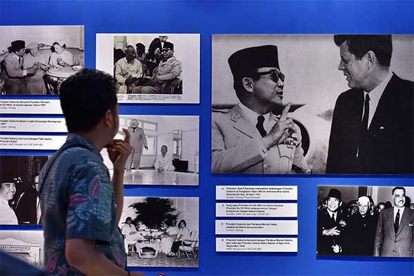 Pengunjung mengamati foto-foto dokumentasi kegiatan Presiden Sukarno saat pameran 