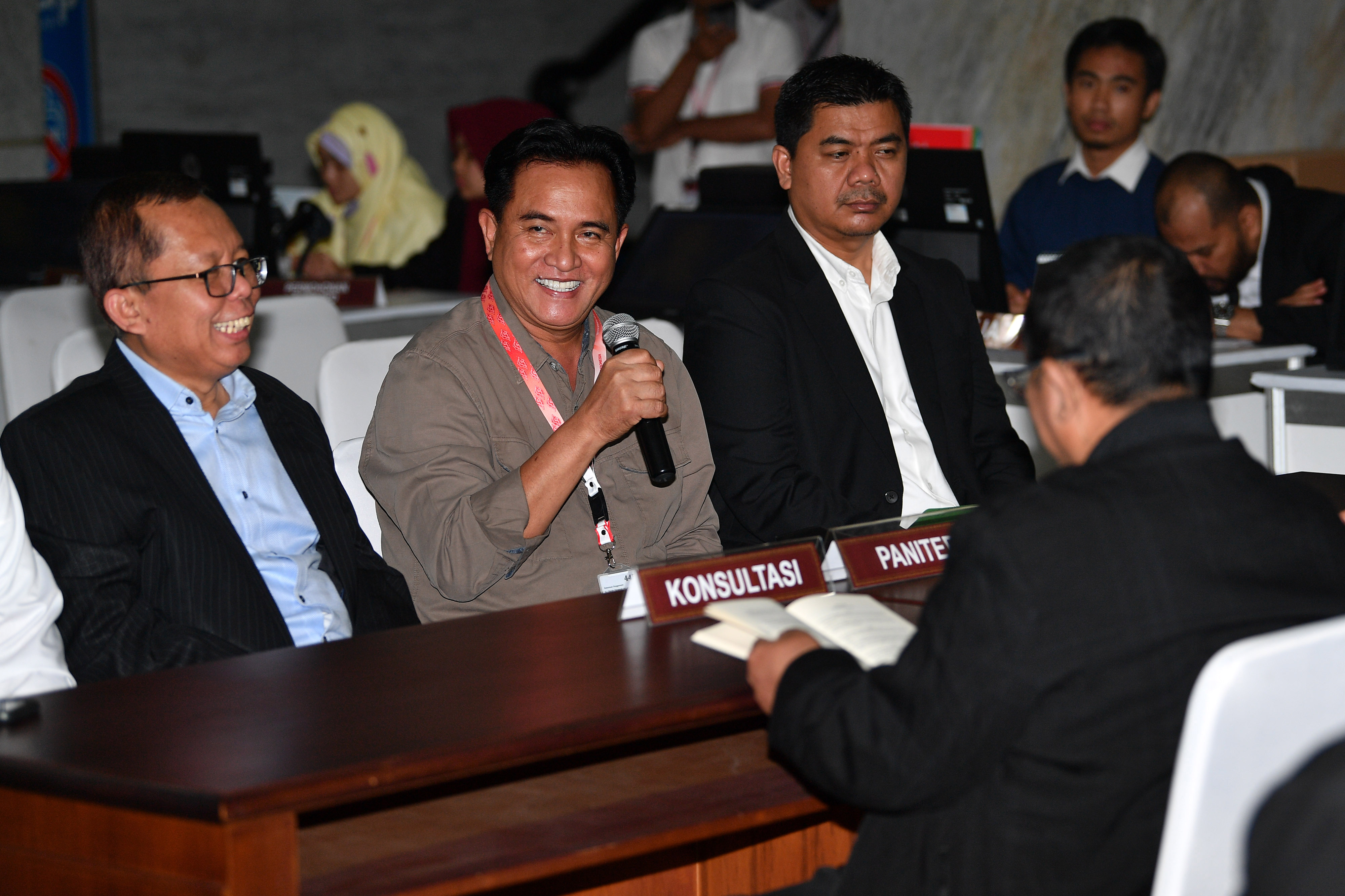 Ketua kuasa hukum Yusril Ihza Mahendra (tengah) berkonsultasi dengan petugas di Mahkamah Konstitusi (MK), Jakarta, Senin (27/5).