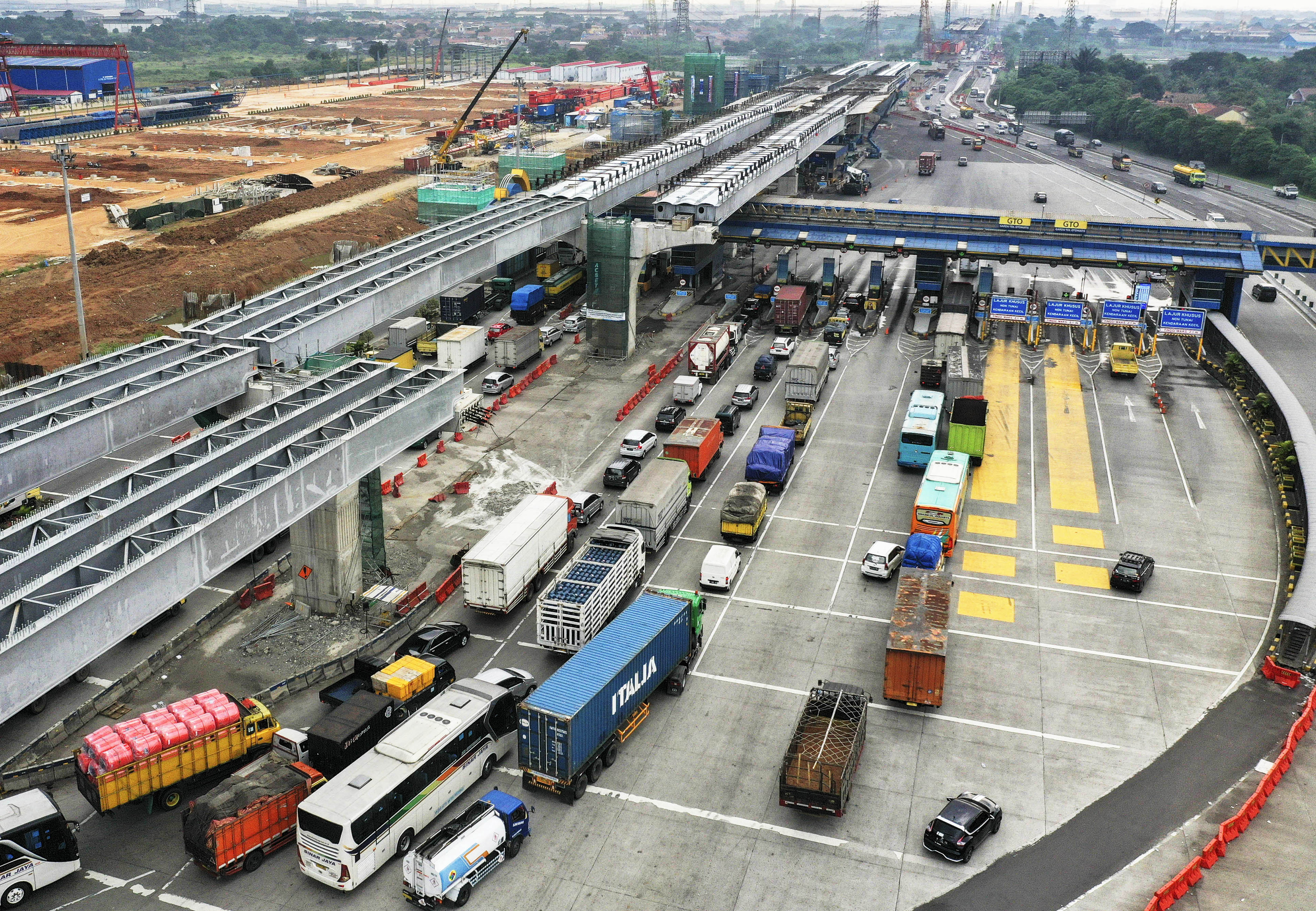 Foto udara Gerbang Tol Cikarang Utama di Bekasi, Jawa Barat, Kamis (16/5/2019). PT Jasa Marga akan merelokasi Gerbang Tol Cikarang 
