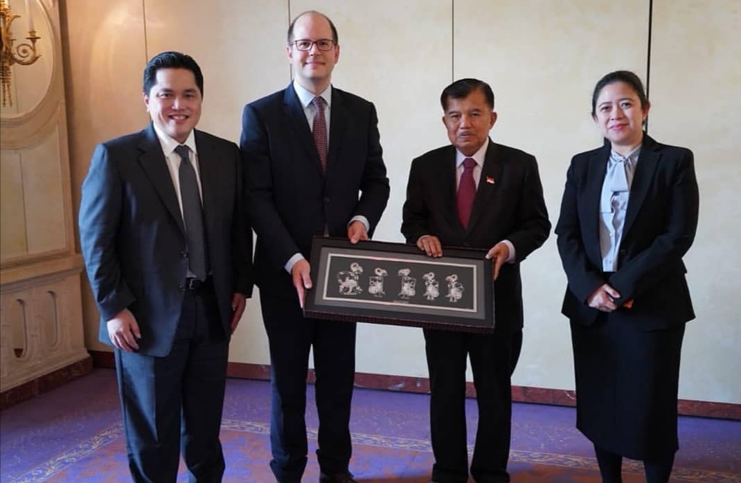 Wapres Jusuf Kalla saat bertemu Sekjen FIBA Andreas Zagklis,