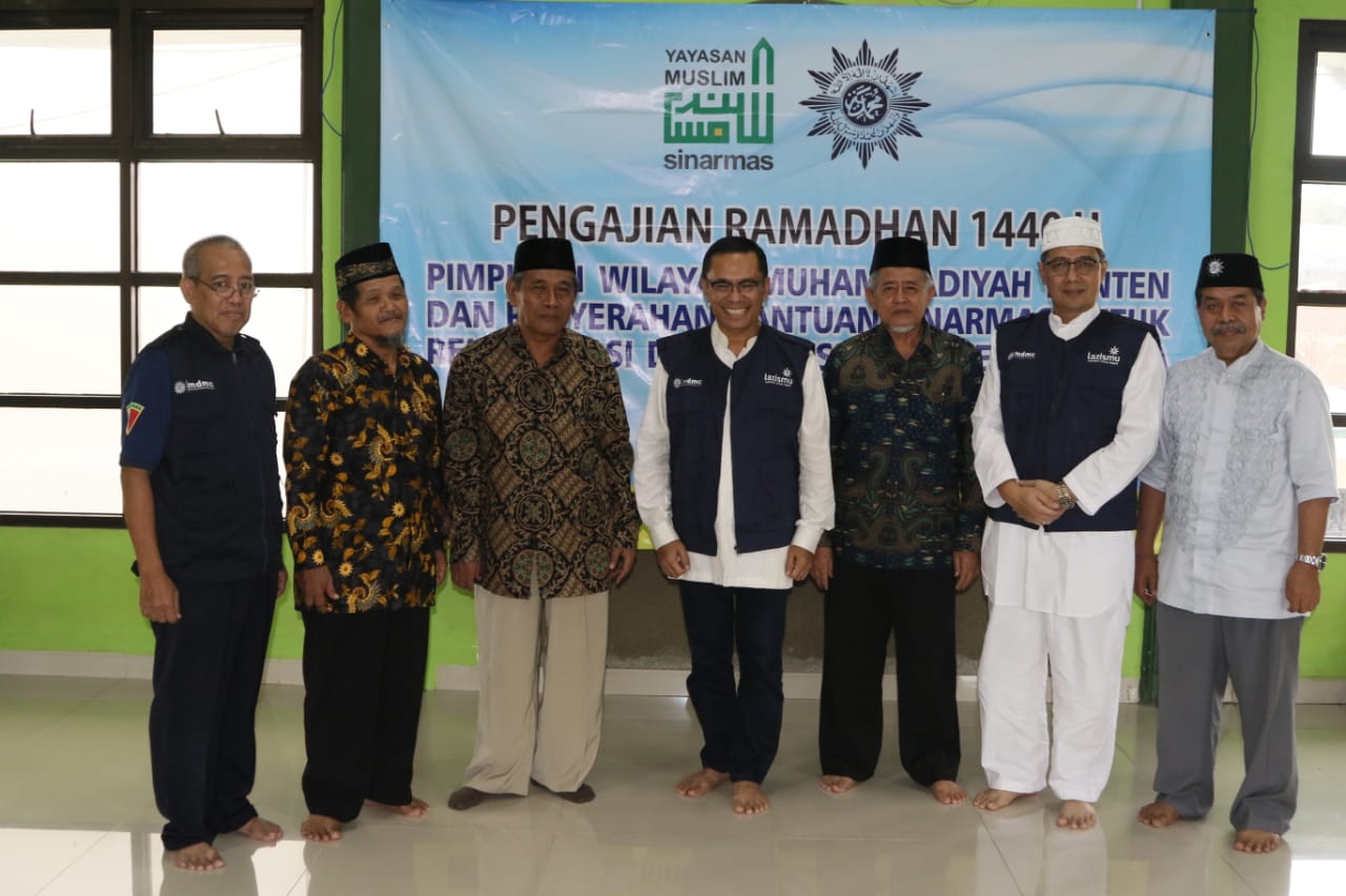 Ketua Umum Yayasan Muslim Sinar Mas, Saleh Husin dalam acara penyerahan bantuan kepada Pimpinan Wilayah Muhammadiyah Banten.