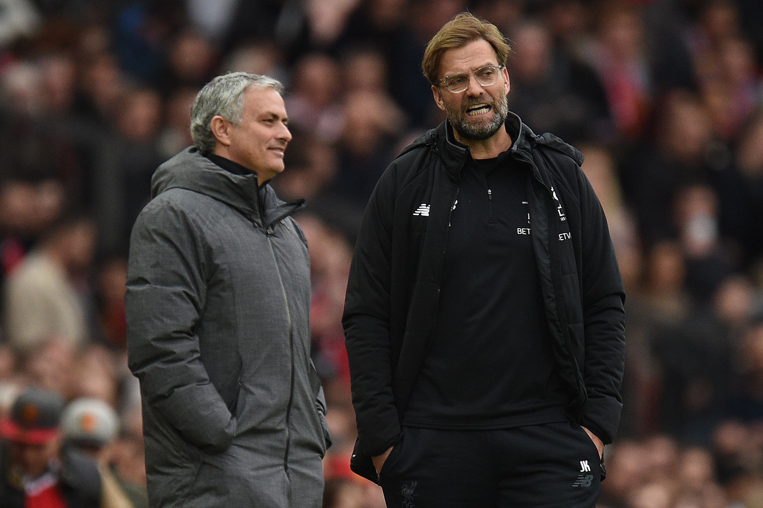 Jose Mourinho (kiri) kala menukangi Manchester United bersama pelatih Liverpool Juergen Klopp.