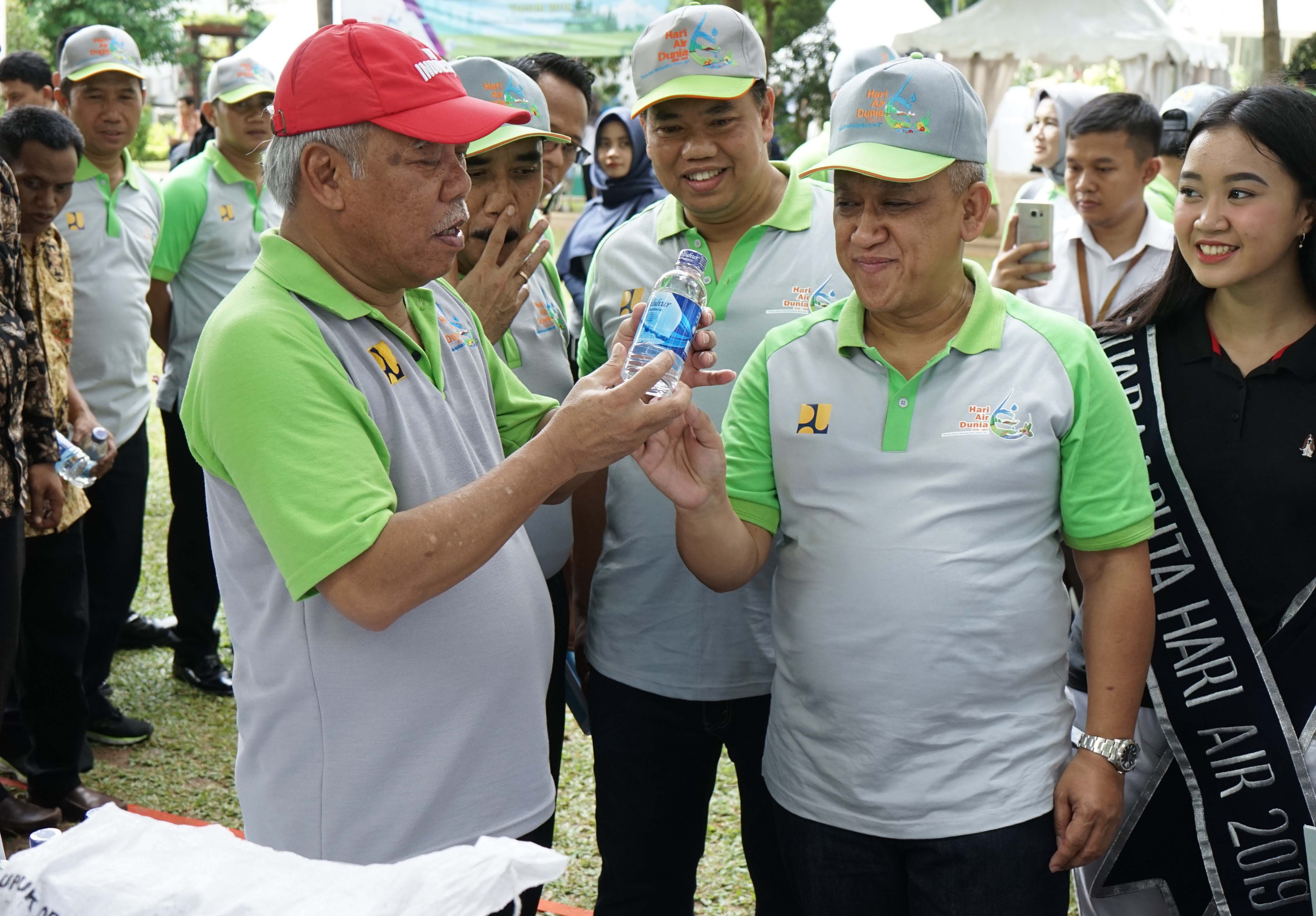 Menteri Pekerjaan Umum dan Perumahan Rakyat Basuki Hadimuljono (topi merah) bersama Dirut Perum Jasa Tirta II (PJT-II) U Saefudin Noer