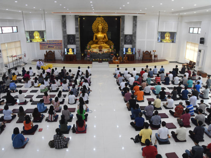 Sejumlah umat Budha melakukan sembahyang pada perayaan Tri Suci Waisak 