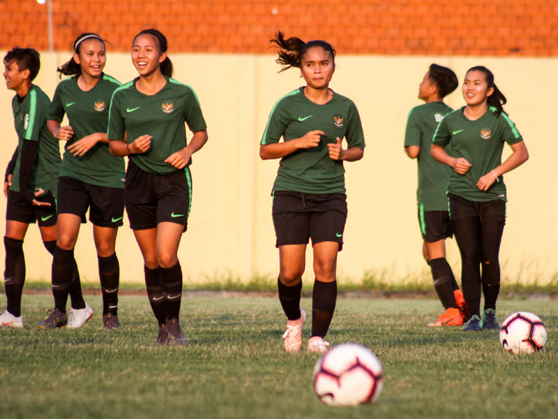  Sejumlah pesepak bola Tim Nasional Wanita Indonesia U-21 berlatih di Stadion Jenggolo Sidoarjo, Jawa Timur.