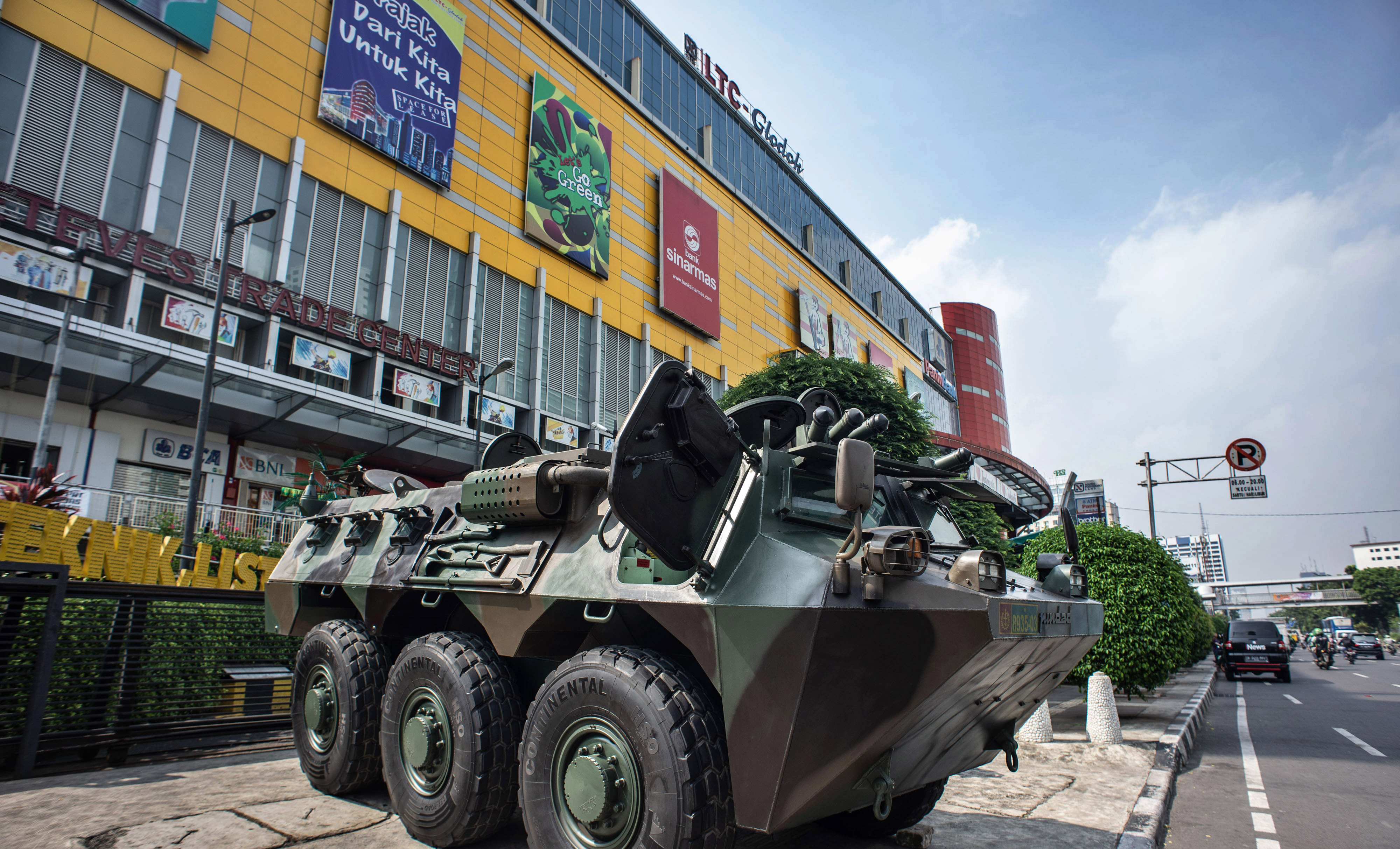 Kendaraan taktis dan tempur Anoa terparkir di kawasan LTC Glodok, Jakarta, Selasa (21/5)