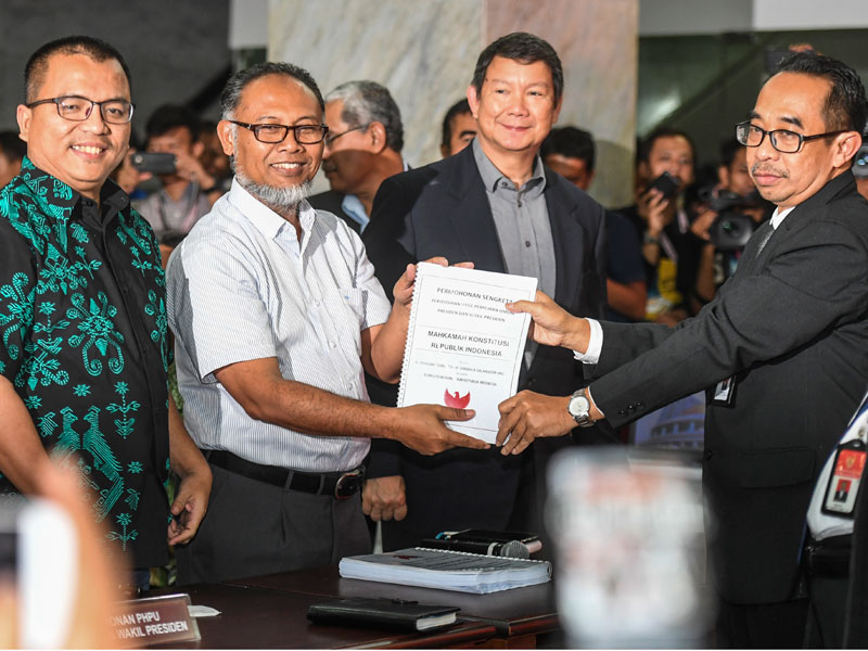 Tim BPN Prabowo-Sandi mendaftarkan gugatan pilpres 2019 ke MK.