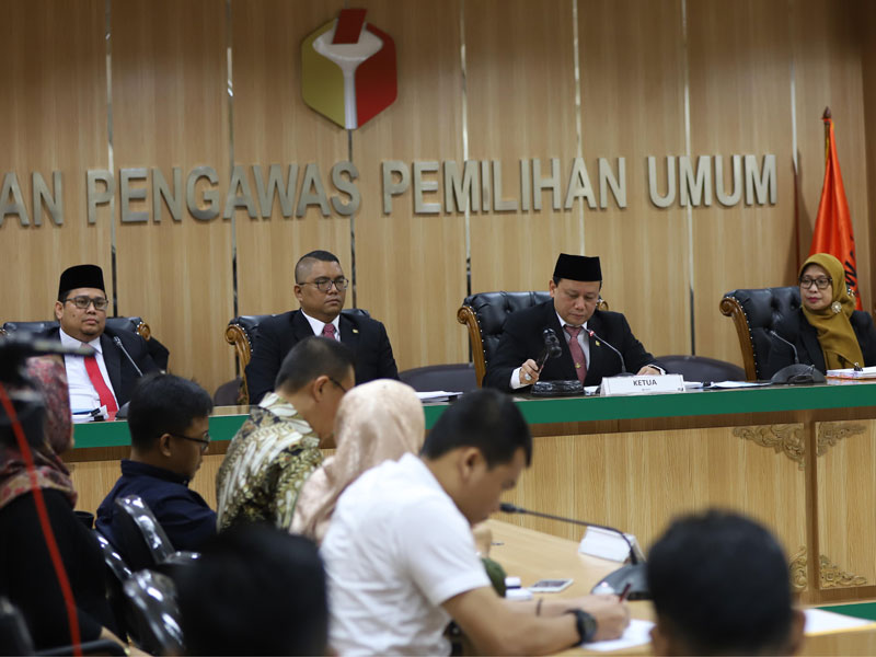 Ketua Badan Pengawas Pemilu (Bawaslu) Abhan didampingi para komisioner Ratna Dewi Petalolo, Fritz Edward Siregar dan Rahmad Bagja 