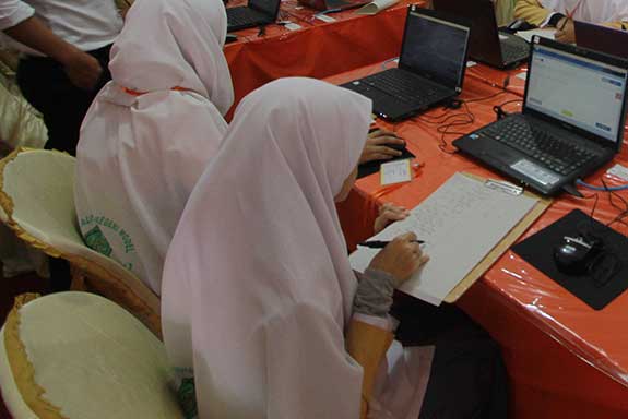  Sejumlah siswa menggunakan komputer jinjing (laptop) saat mengikuti Ujian Nasional Berbasis Komputer (UNBK)