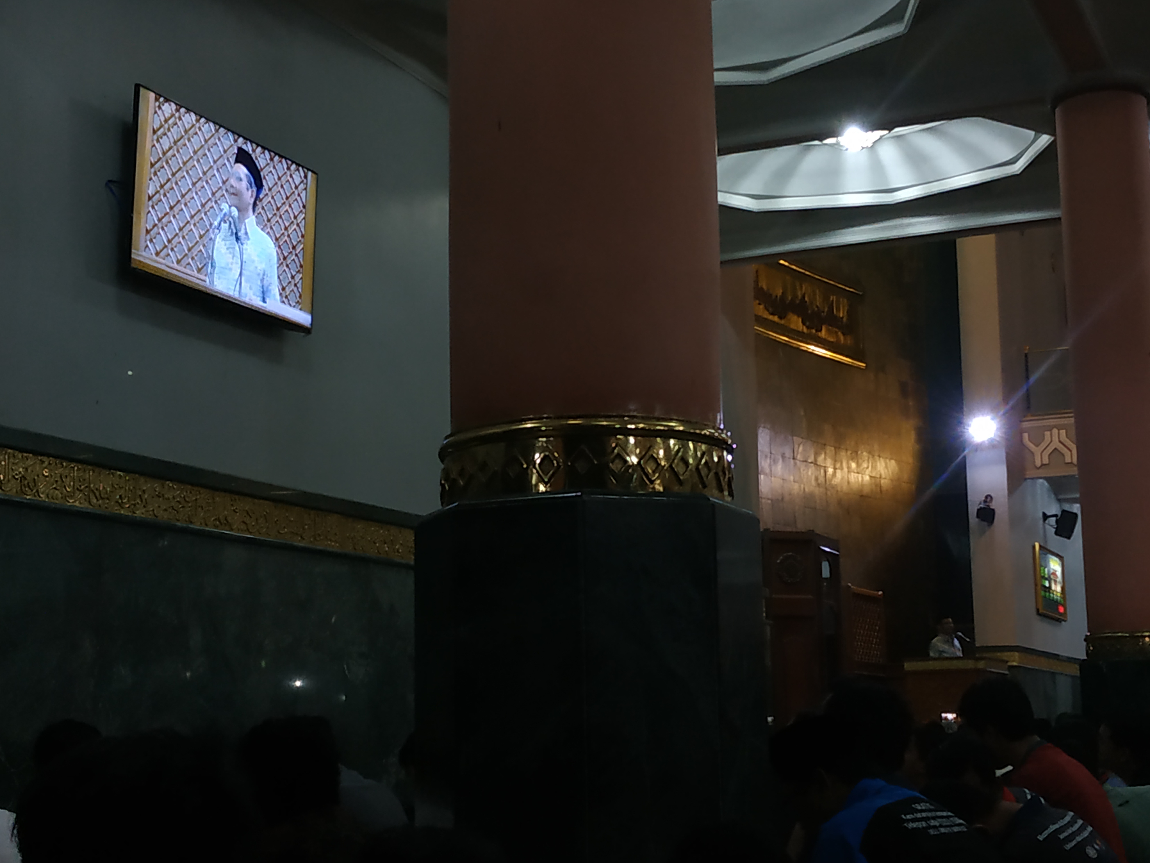 Prof Mahfud MD, saat memberikan kuliah 7 menit sebelum salat tarawih di Masjid Kampus Universitas Gadjah Mada, Yogyakarta
