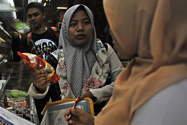 Petugas sedang merazia makanan kadaluwarsa