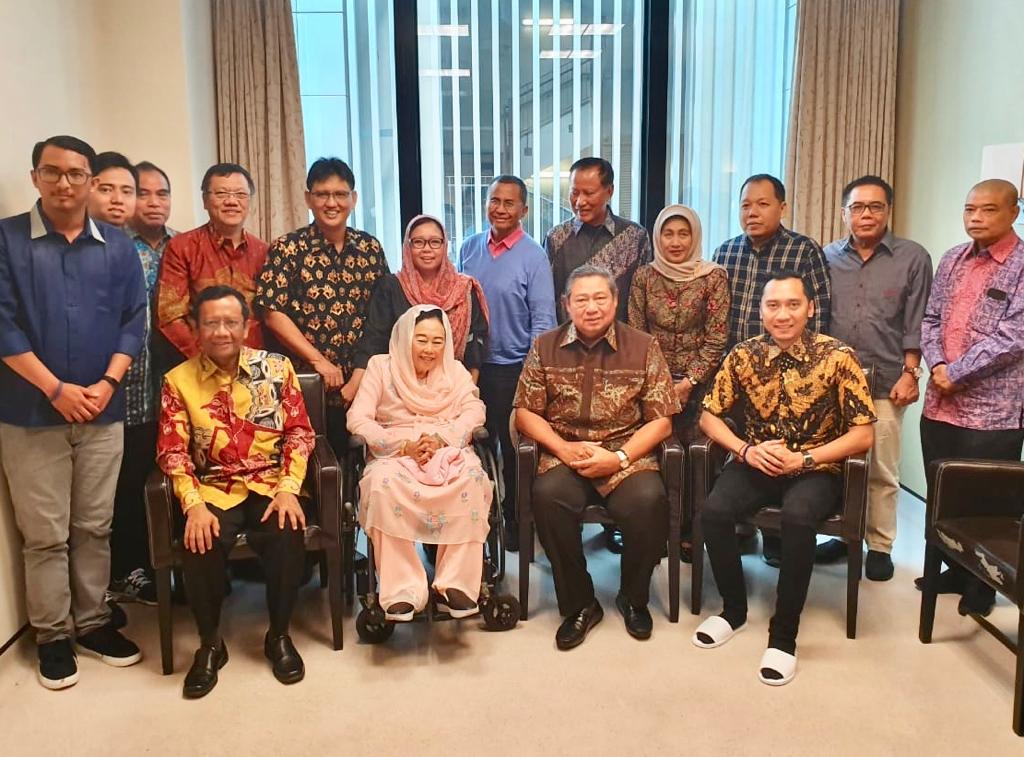 Mantan Presiden Susilo Bambang Yudhoyono berpose bersama Sinta Nuriyah Wahid, Alissa Qotrunnada Wahid, dan Mahfud MD di Singapura.