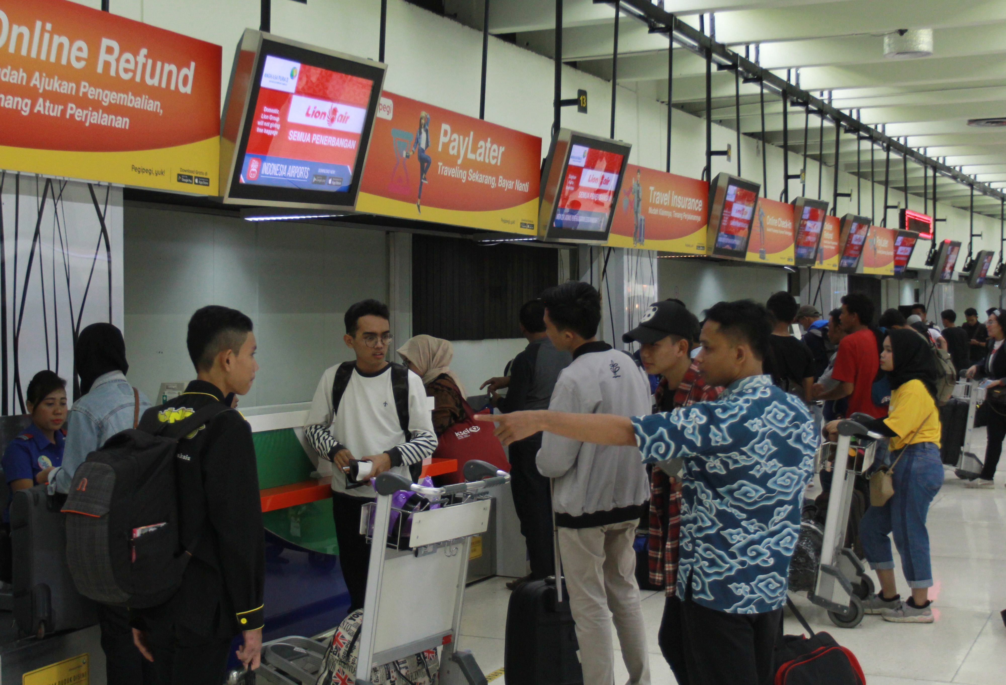 Sejumlah penumpang pesawat melakukan lapor diri di konter chek in Terminal 1 B Bandara Soekarno Hatta, Tangerang, Banten