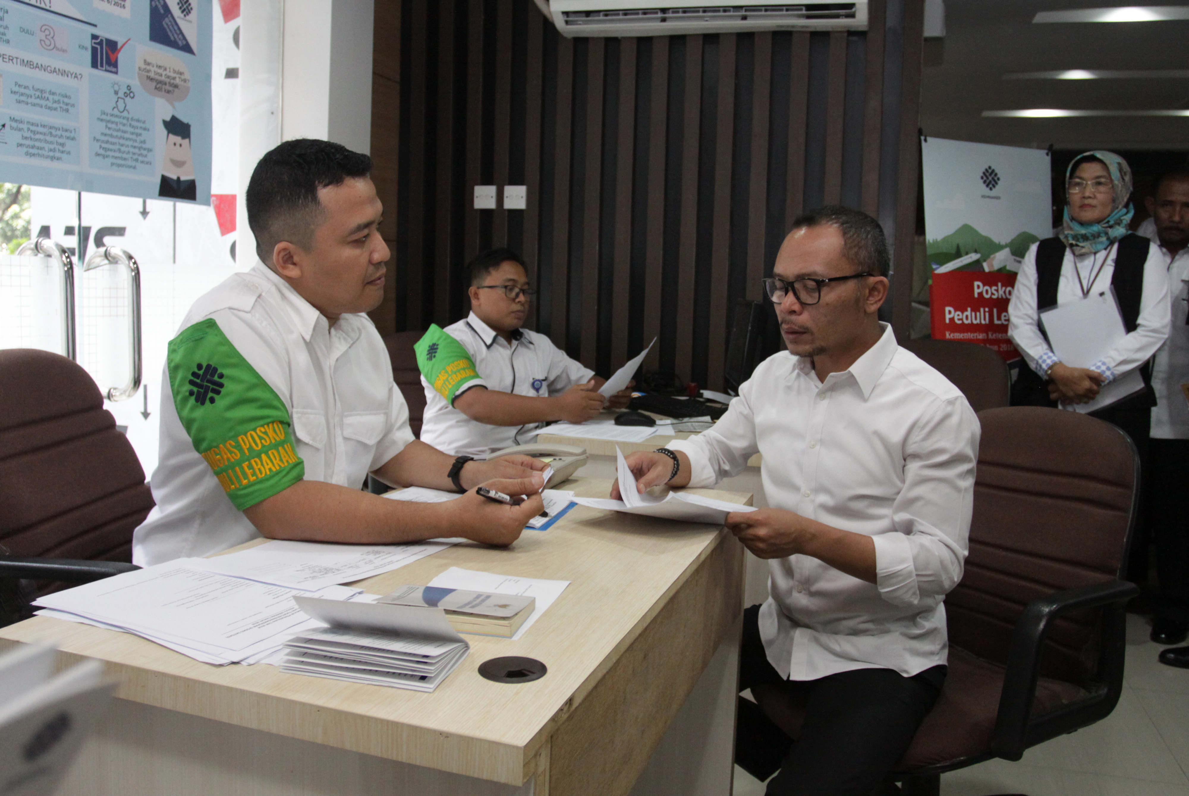 Menteri Ketenagakerjaan Hanif Dhakiri (kanan) meninjau layanan saat pembukaan posko pengaduan THR Lebaran 2018