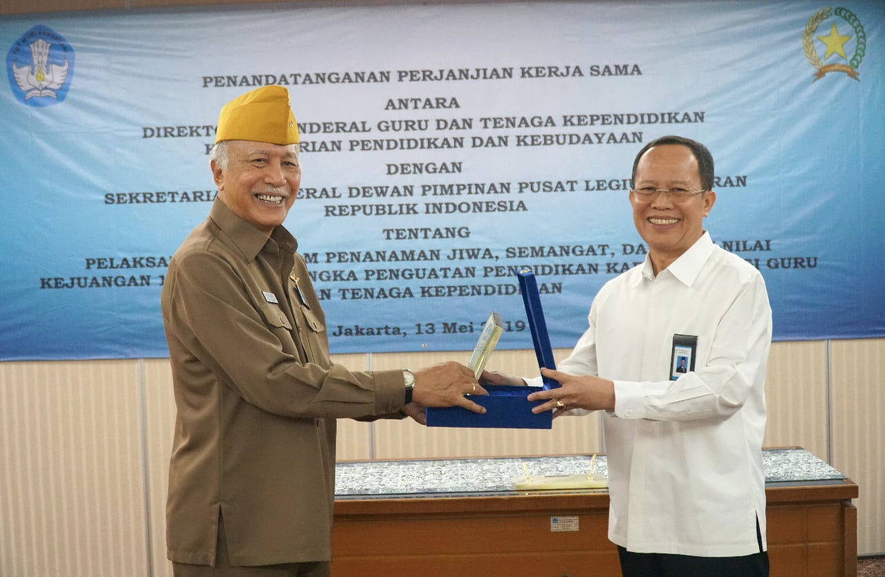 Penandatangan nota kesepahaman (MoU) antara Ditjen GTK dan LVRI di kantor Kemendikbud, Jakarta, Senin (13/5).
