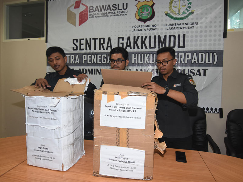  Bawaslu Jakarta Pusat menunjukkan kardus berisi ribuan form C1 Pemilu yang diamankan polisi dari sebuah mobil di kawasan Menteng, Jakarta