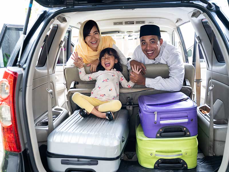 Ilustrasi keluarga yang akan berangkat mudik