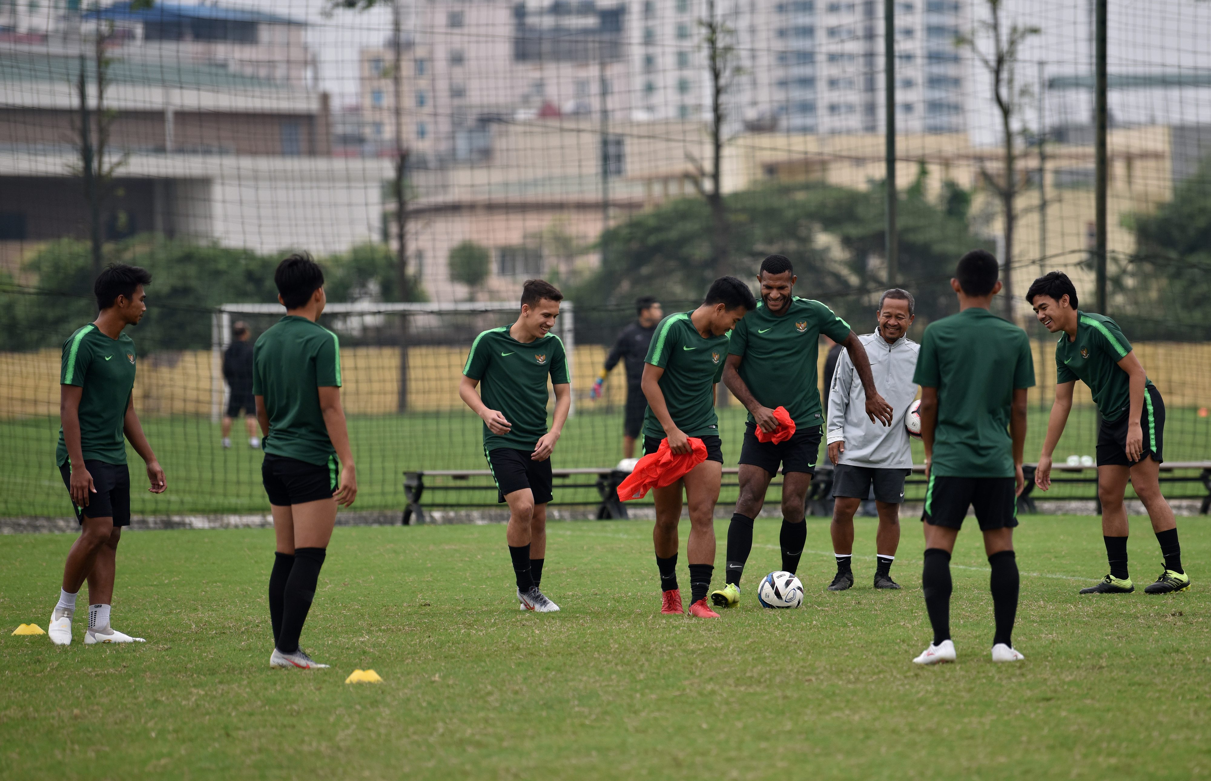 Pemain tim nasional U-23 Indonesia melakukan latihan di lapangan