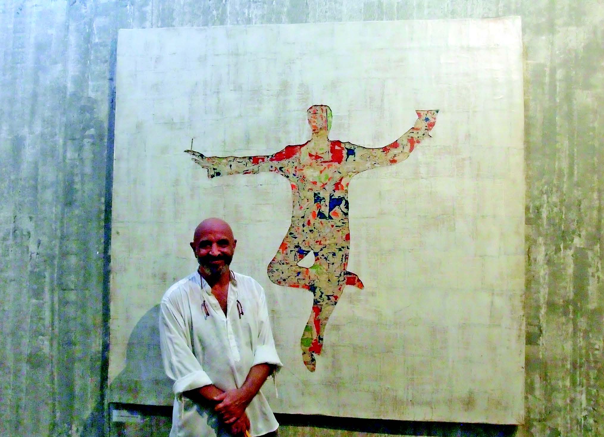 Perupa Rob Pearce, 57, asal Inggris, di depan lukisannya berjudul Pendekar Mabuk, pada pembukaan pameran tunggalnya