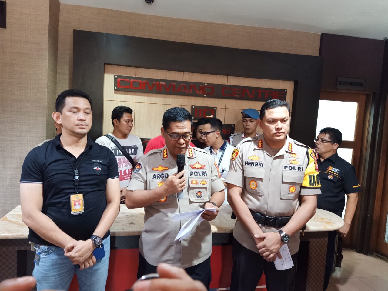 Kabid Humas Polda Metro Jaya Kombes Pol Argo Yuwono dan Kapolres Jakarta Barat Kombes Pol Hengki Haryadi di Mapolres Jakarta Barat. 
