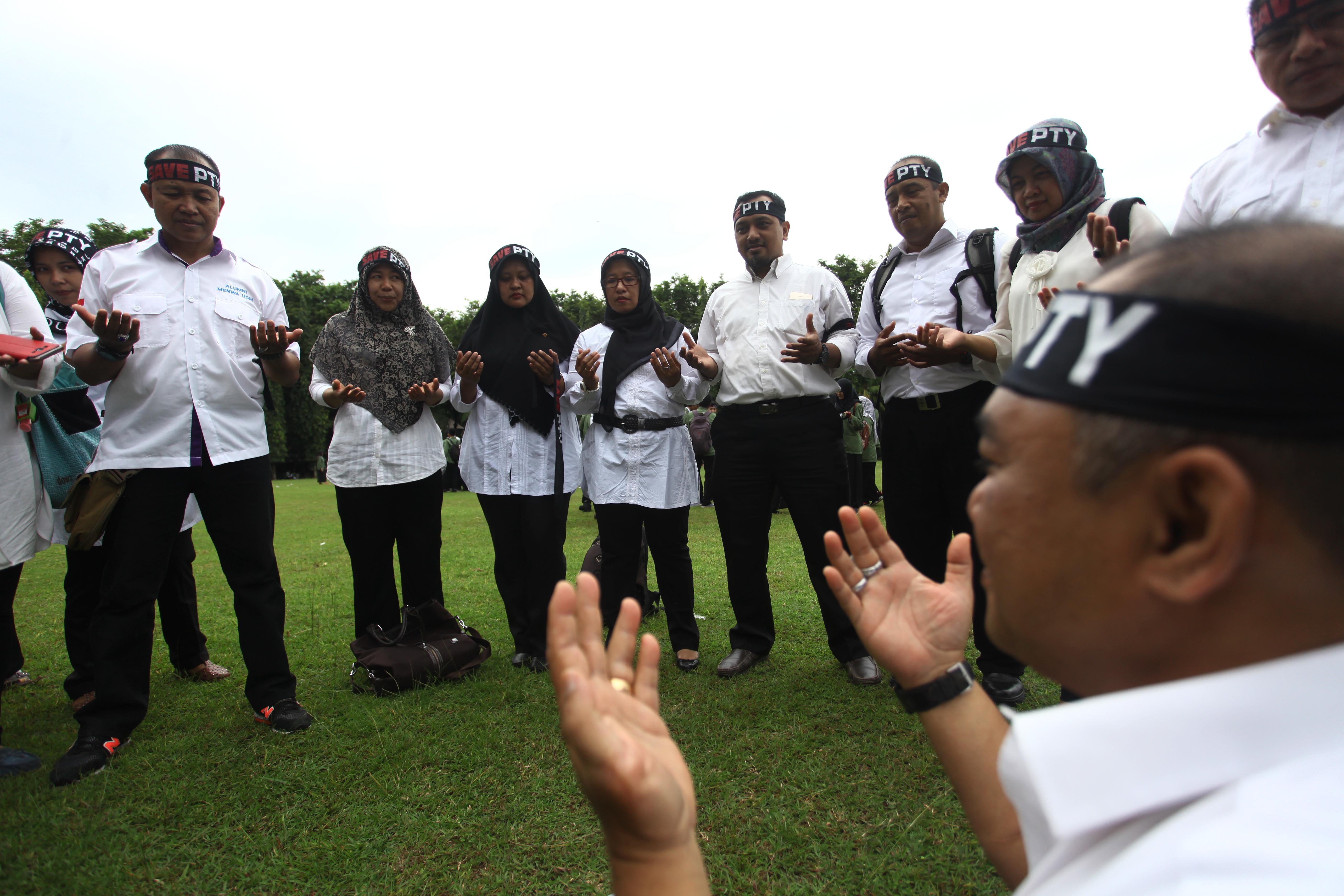 Hingga kini status pegawai tetap yayasan UPN Veteran yang kini berstatus perguruan tinggi negeri belum jelas. 