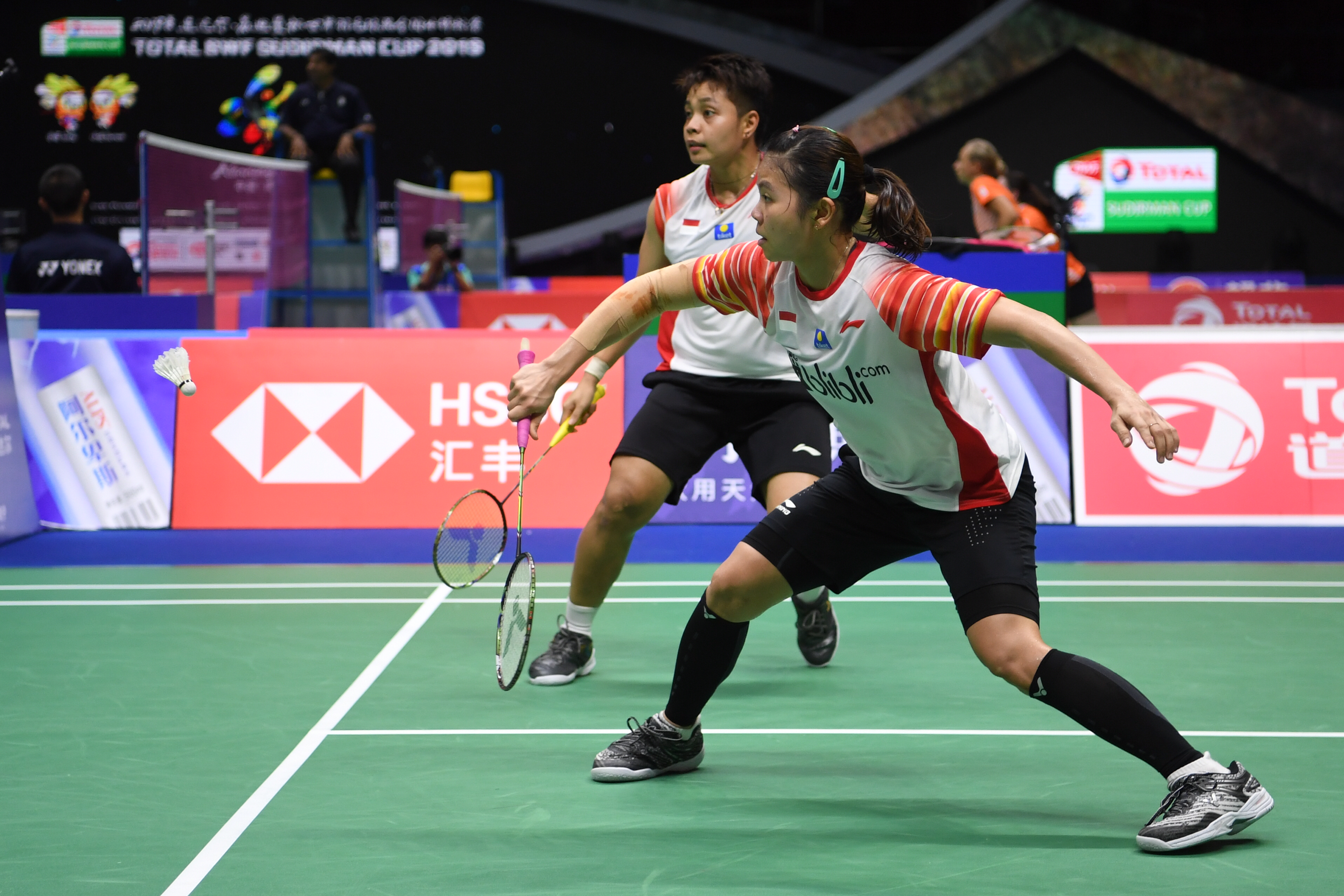 Pebulu tangkis ganda putri Indonesia Greysia Polii (kanan) dan Apriyani Rahayu (kiri) mengembalikan kok ke arah pebulu tangkis Inggris.