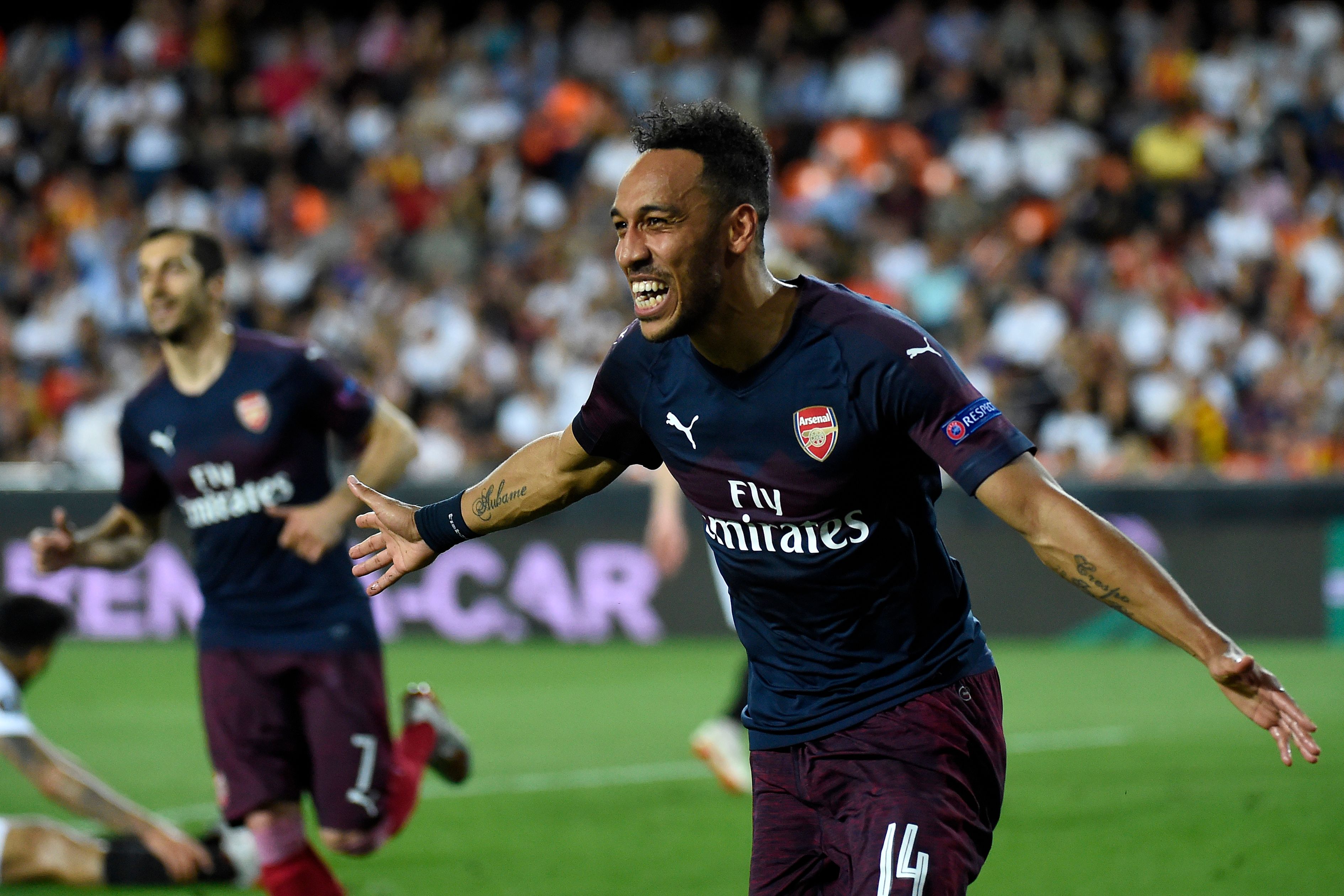 Penyerang Arsenal Pierre-Emerick Aubameyang merayakan golnya ke gawang Valencia