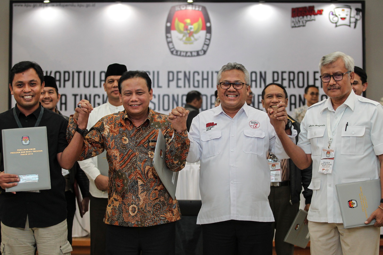 Ketua KPU Arief Budiman (kedua kanan) bersama Ketua Bawaslu Abhan (kedua kiri) berjabat tangan dengan perwakilan saksi TKN 01 dan BPN 02.