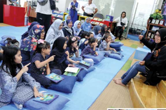 Anak-anak mendengarkan dongen di Perpusnas.