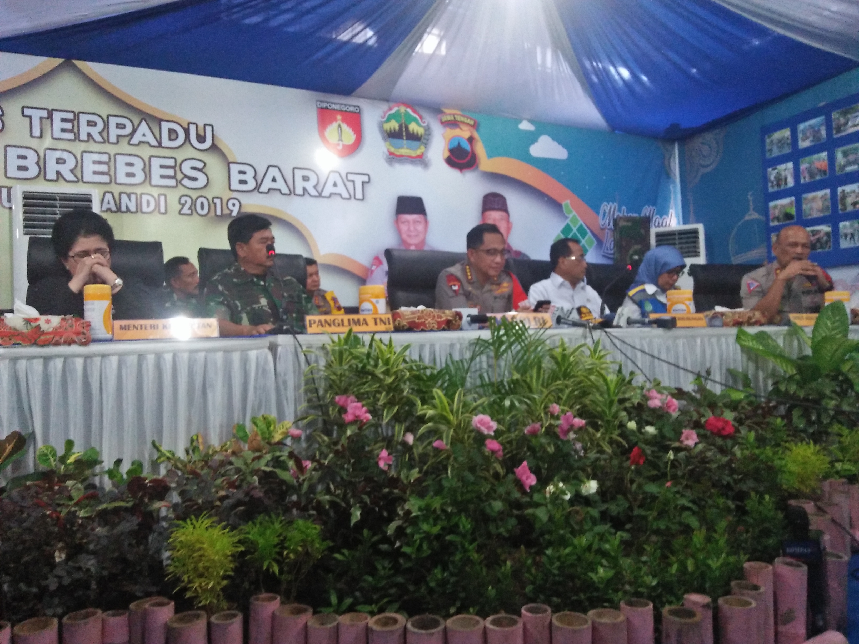 Panglima TNI Marsekal Hadi Tjahjanto bersama Kapolri Jenderal Tito Karnavian, Menteri Kesehatan Nila F Moeloek