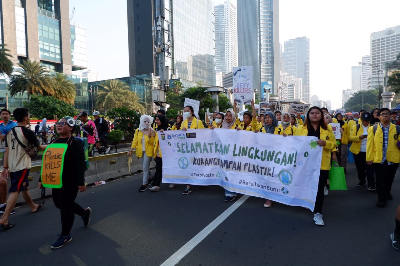Ratusan mahasiswa FKM UI mengampanyekan gerakan pengurangan sampah plastik